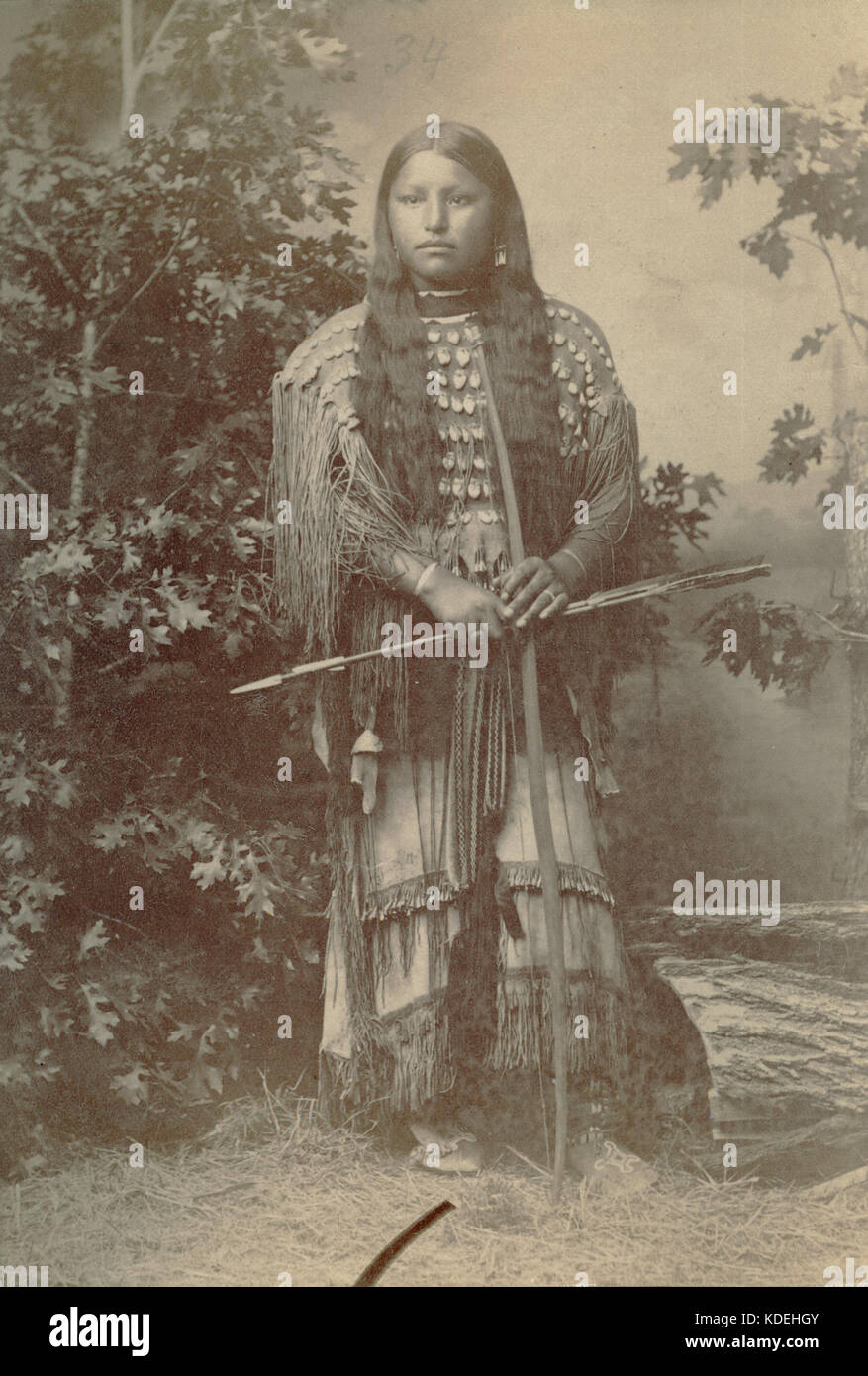 Kiowa girl, Molly, con arco e frecce Foto Stock