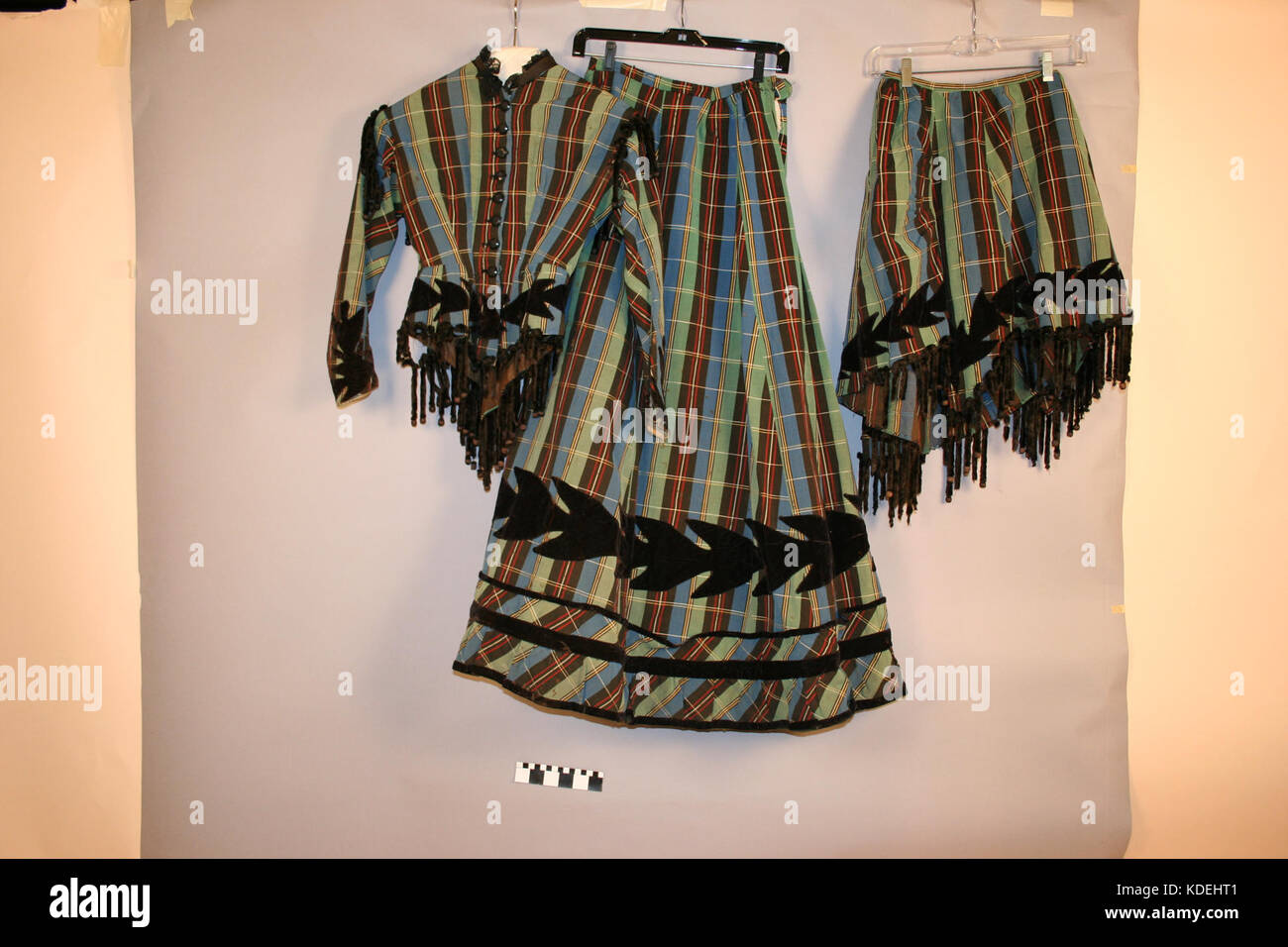 Questo abito in faille a quadri in tre pezzi, del 2010, incarna le tendenze della moda moderna. L'abito presenta un design classico con un tocco moderno, combinando tessuto tradizionale con stile contemporaneo. Foto Stock