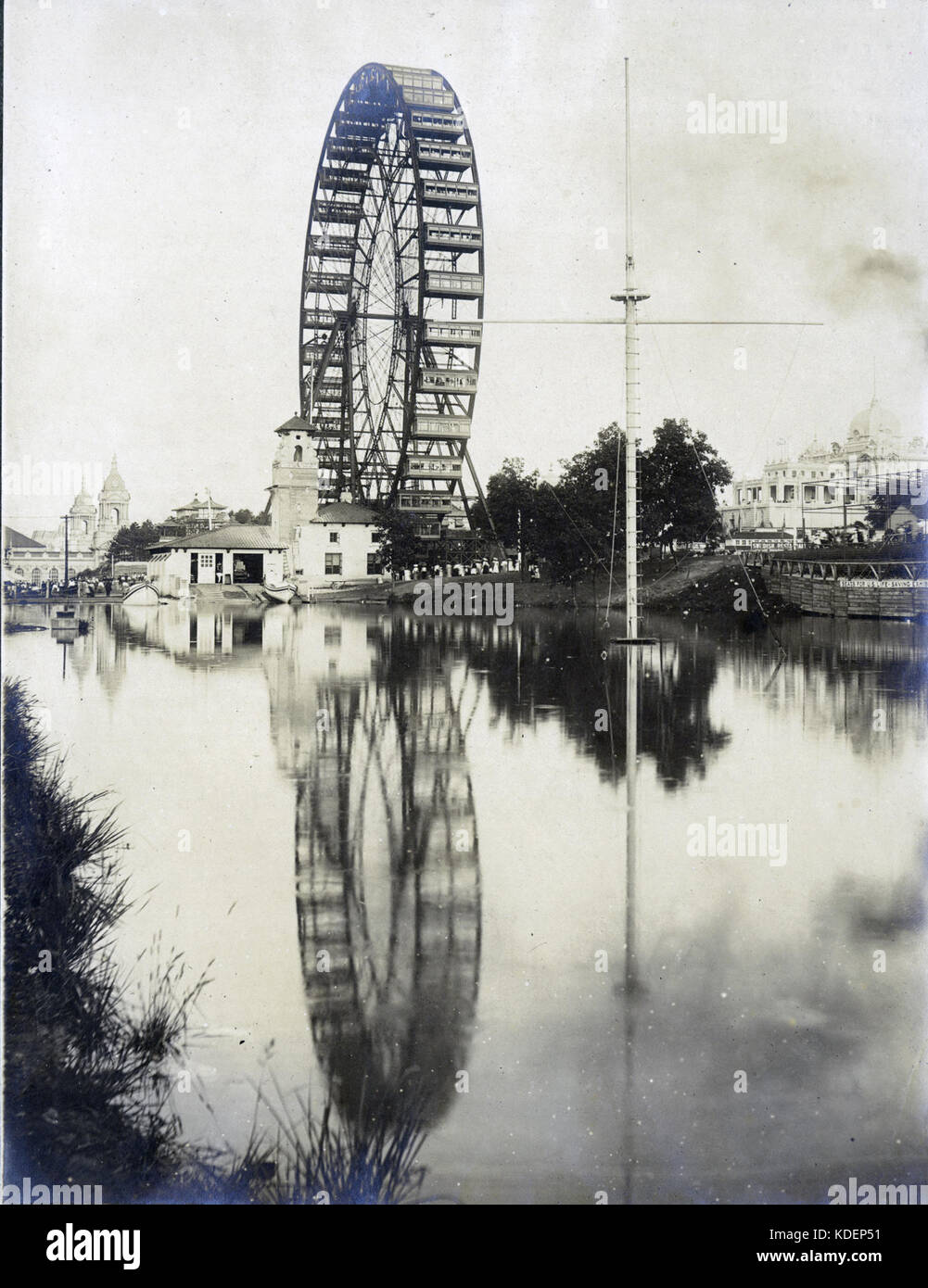 Ruota di osservazione e U.S.A. Per salvare la vita a stazione 1904 della fiera del mondo. (Ruota panoramica Ferris) Foto Stock