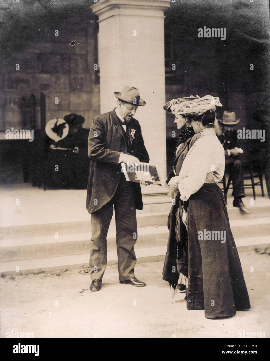 Professore di Physiography, Albrecht Penck di Vienna a parlare con due donne i visitatori nella parte anteriore della Sala dei Congressi a 1904 della fiera del mondo Foto Stock