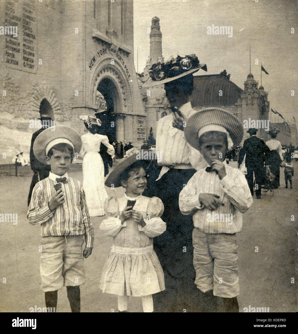 Il Randolph Smith Lyon, Mildred Frances Lyon, la sig.ra Montague Lyon (Francesca Robnet Smith Lyon), Montague Lyon, Jr., mangiare coni gelato al 1904 della fiera del mondo Foto Stock