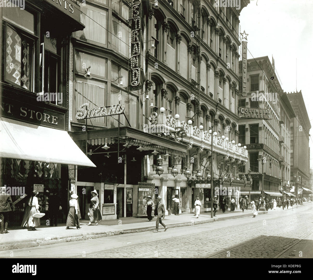 Sesta Strada guardando verso nord in direzione di San Charles Street. Strand Movie Theater è a 419 sesta e la Columbia il teatro è a 425 Sesto Street Foto Stock