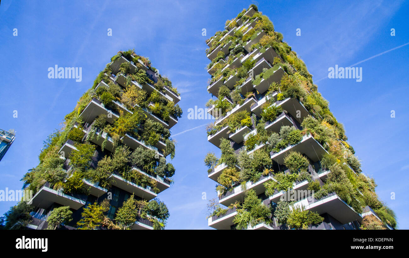 Vertical Forest, Milano, residenze grattacieli porta Nuova. Vista dei balconi e terrazze della foresta verticale, piena di Foto Stock