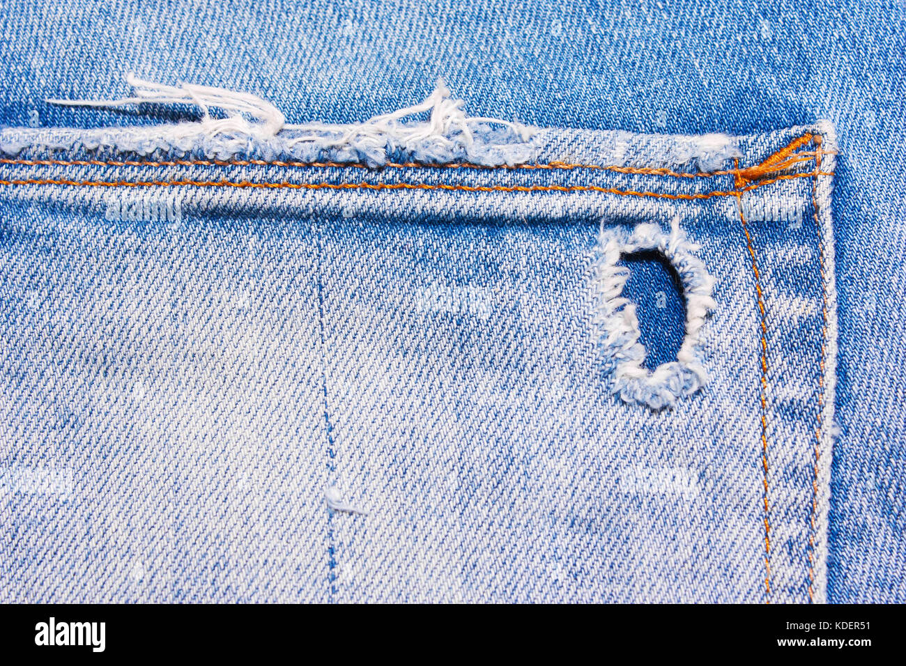 Tasca posteriore di blu, jeans strappati, texture denim Foto Stock