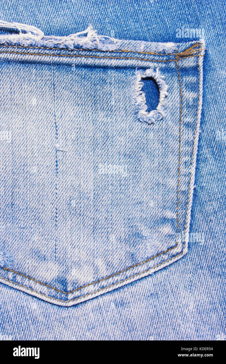 Tasca posteriore di blu, jeans strappati, texture denim Foto Stock
