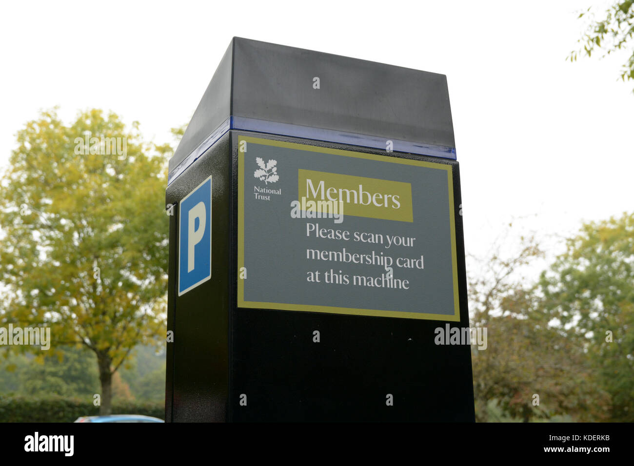 Il biglietto del parcheggio macchina sulla proprietà del National Trust con segno dicendo i membri possono eseguire la scansione di carta di adesione a macchina per ottenere parcheggio gratuito Foto Stock