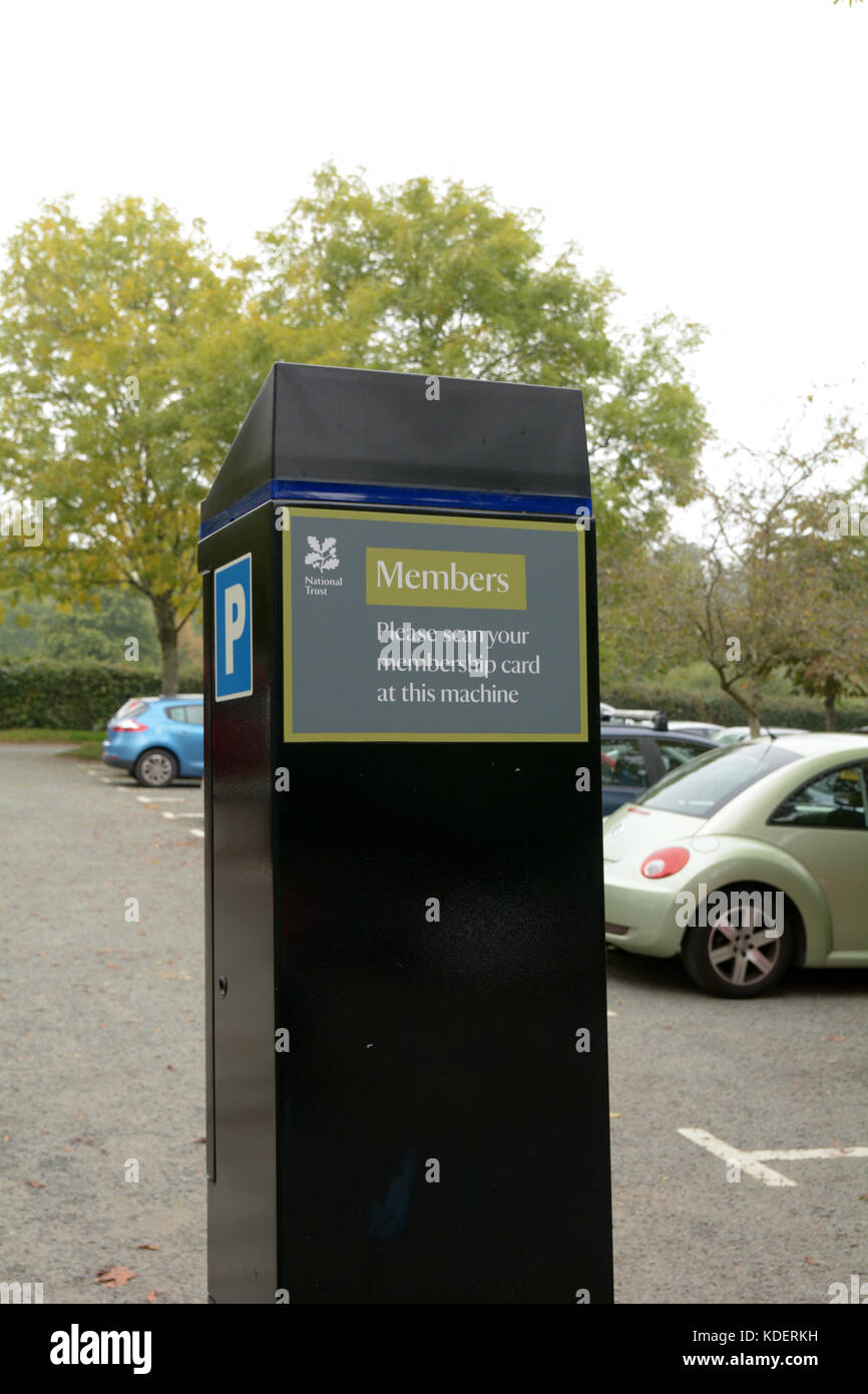 Il biglietto del parcheggio macchina sulla proprietà del National Trust con segno dicendo i membri possono eseguire la scansione di carta di adesione a macchina per ottenere parcheggio gratuito Foto Stock