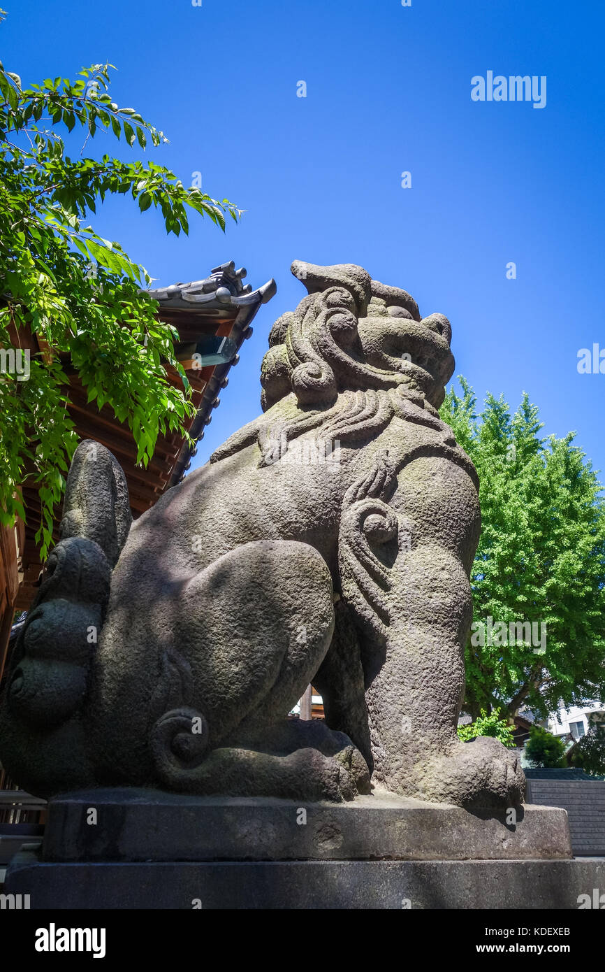 Lion statua in ushijima Shrine Temple nel parco Sumida, Tokyo, Giappone Foto Stock