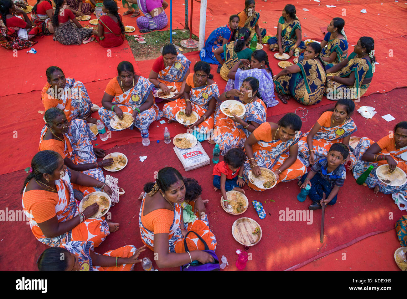 La ventunesima edizione la solidarietà femminile Festival presso AVAG. Una potenza pranzo evento con 5000 donne dal Bio-regione di Auroville unendo le feste! E Foto Stock