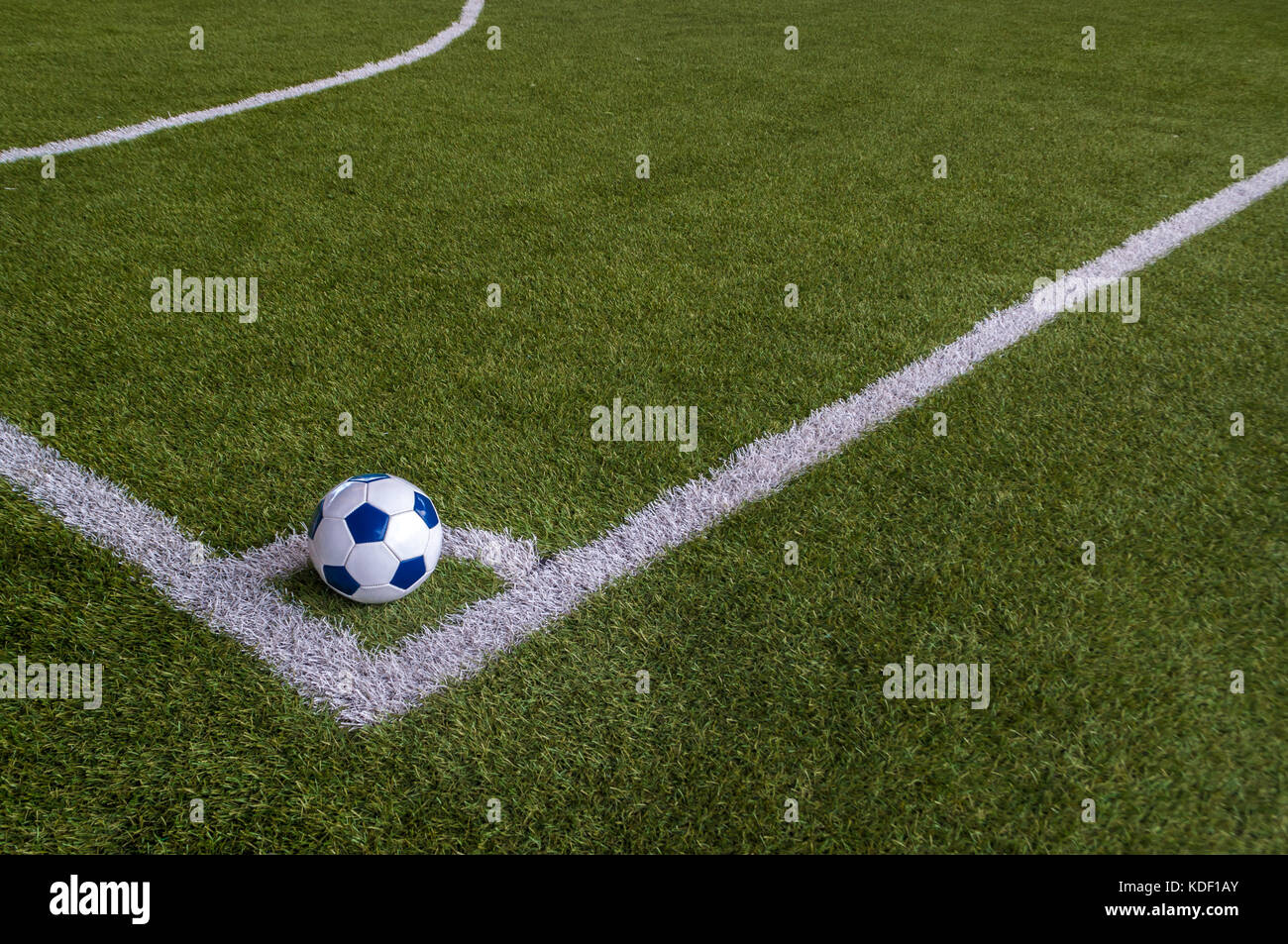 Soccer football in angolo di erba artificiale campo con spazi di copia. calcio d'angolo è per il riavvio del gioco quando la sfera si spegne sulla linea di traguardo senza sc Foto Stock