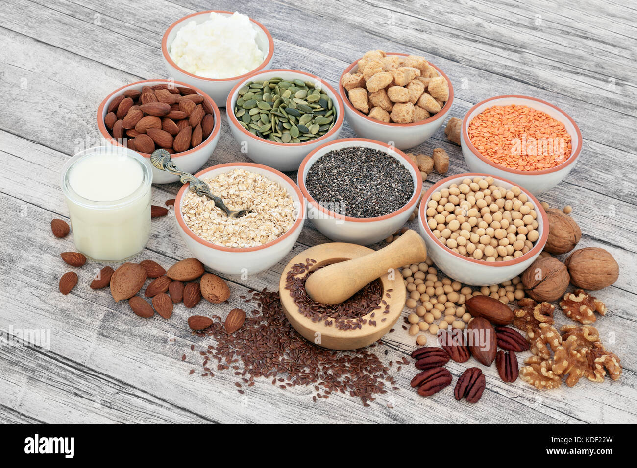 Vegan health food con i semi di soia, semi, dadi, il latte di soia, yogurt e pezzetti cibi ad alto contenuto di fibra, antiossidanti, vitamine e minerali. Foto Stock