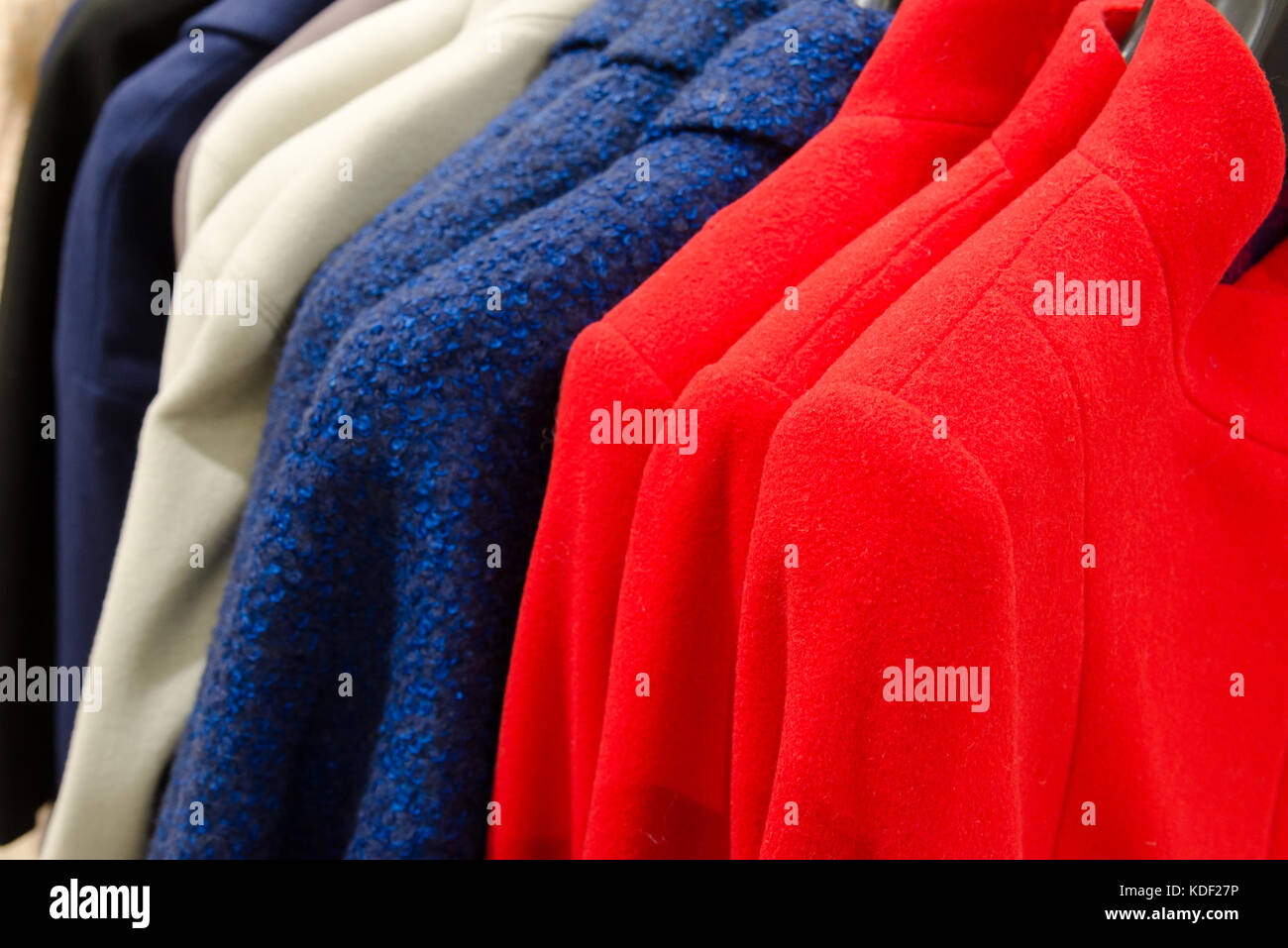 Womens cashmere cappotti di diversi colori in negozio Foto Stock
