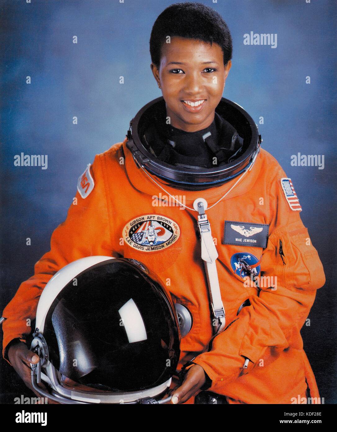 Ritratto ufficiale della NASA STS-47 spacelab-j lo Space Shuttle Endeavour missione il primo equipaggio astronauta dr. mae jemison in un arancione spacesuit presso il Johnson Space Center luglio 1, 1992 in Houston Texas. jamison è stato il primo afro-americano della donna nello spazio. (Foto di foto nasa via planetpix) Foto Stock