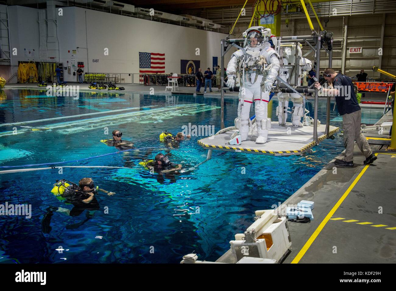 L'astronauta della NASA Nick Hague viene abbassato in una piscina in una tuta spaziale durante l'addestramento sulla passeggiata spaziale Extravehicular Activity presso il Johnson Space Flight Center Natural Buoyancy Laboratory 27 aprile 2017 a Houston, Texas. Hague si sta preparando per il suo volo del 2018 verso la stazione spaziale Internazionale a bordo della Sojuz-56S con la Expedition 57/58. (Foto di J.M. Eddins Jr. Via Planetpix) Foto Stock