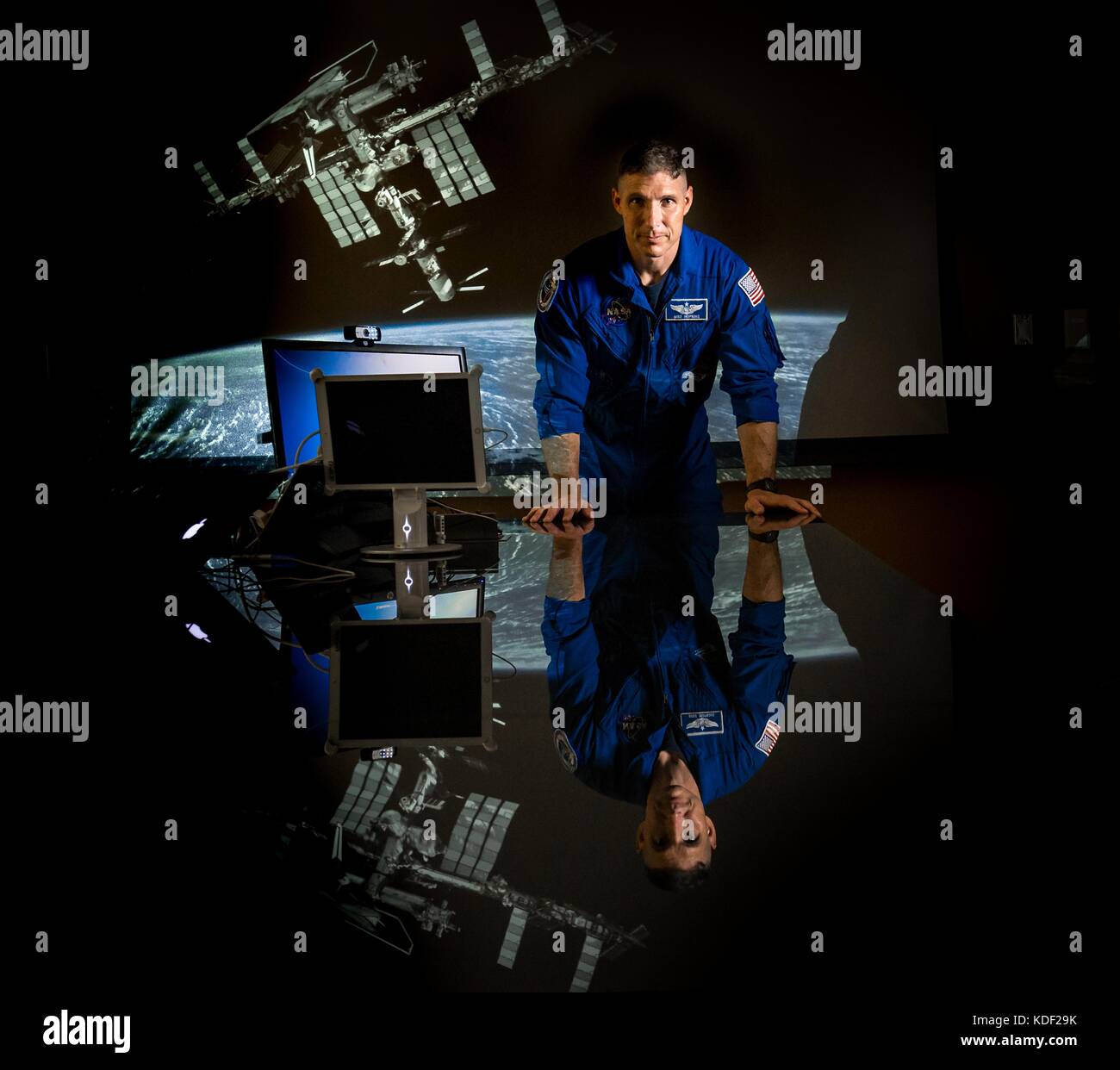 L'astronauta della NASA Michael Hopkins aiuta a progettare e sviluppare il boeing cst-100 starliner equipaggio capsule spaziali presso il Johnson Space Center aprile 27, 2017 in Houston Texas. Il lancio commerciale veicolo, progettato per il trasporto di sei-astronauta equipaggi da e per la stazione spaziale internazionale, inizieranno i voli di collaudo nel 2018. (Foto di j.m. eddins jr. via planetpix) Foto Stock