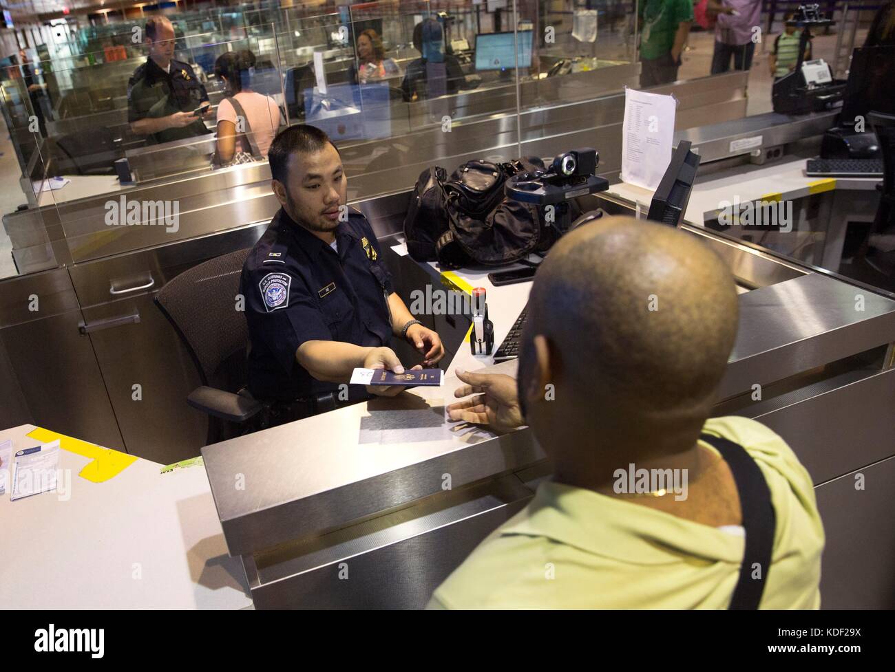 Gli U.S. Customs and Border Protection Field Operations Officer trattano i passeggeri in arrivo dai voli internazionali all'aeroporto internazionale Logan di Boston, 21 giugno 2017, a Boston, Massachusetts. (Foto di Glenn Fawcett via Planetpix) Foto Stock