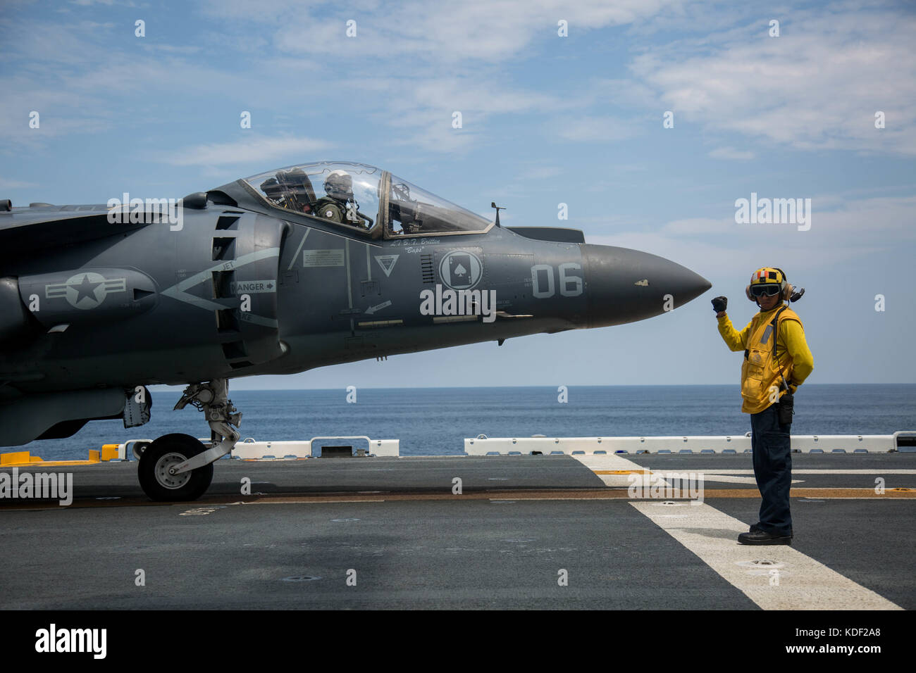 Un marinaio statunitense invia un segnale a un aereo d'attacco al suolo AV-8B Harrier II del corpo dei Marines degli Stati Uniti che si lancia sul ponte di volo a bordo della nave d'assalto anfibia USS Wasp della US Navy il 16 luglio 2017 nell'Oceano Atlantico. (Foto di Cody J. Ohira via Planetpix) Foto Stock