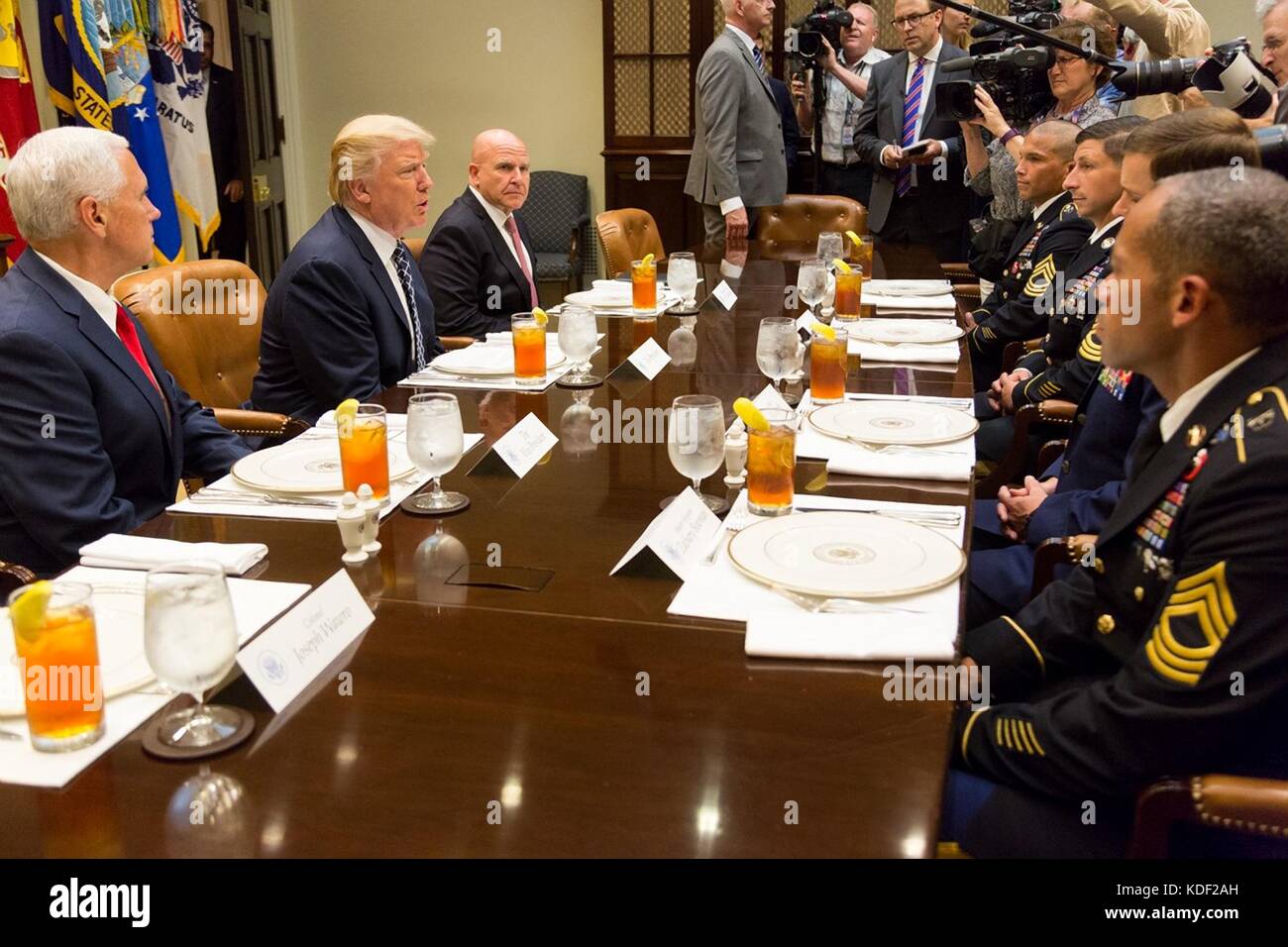 Us vice presidente mike pence, presidente Donald Trump e consigliere per la sicurezza nazionale h.r. mcmaster incontrare con i soldati degli Stati Uniti durante il pranzo presso la casa bianca luglio 18, 2017 a Washington, DC. (Foto di shealah Central Plaza hotel via planetpix) Foto Stock