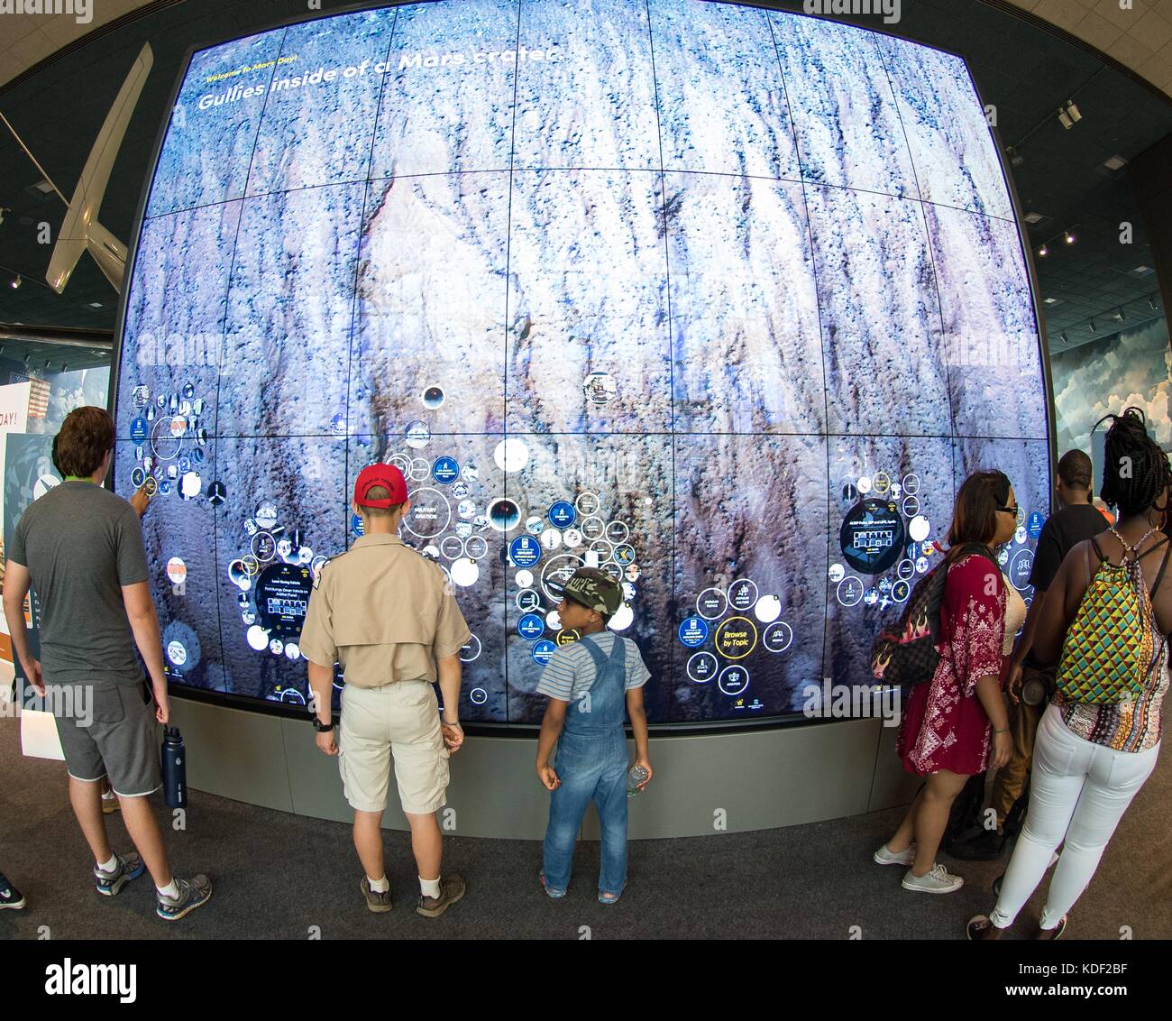 I visitatori possono esplorare una mappa interattiva della superficie di Marte allo Smithsonian Institution museo nazionale dell'aria e dello spazio marte giorno presso lo Smithsonian National Air & Space Museum luglio 21, 2017 a Washington, DC. (Foto di Aubrey gemignani via planetpix) Foto Stock