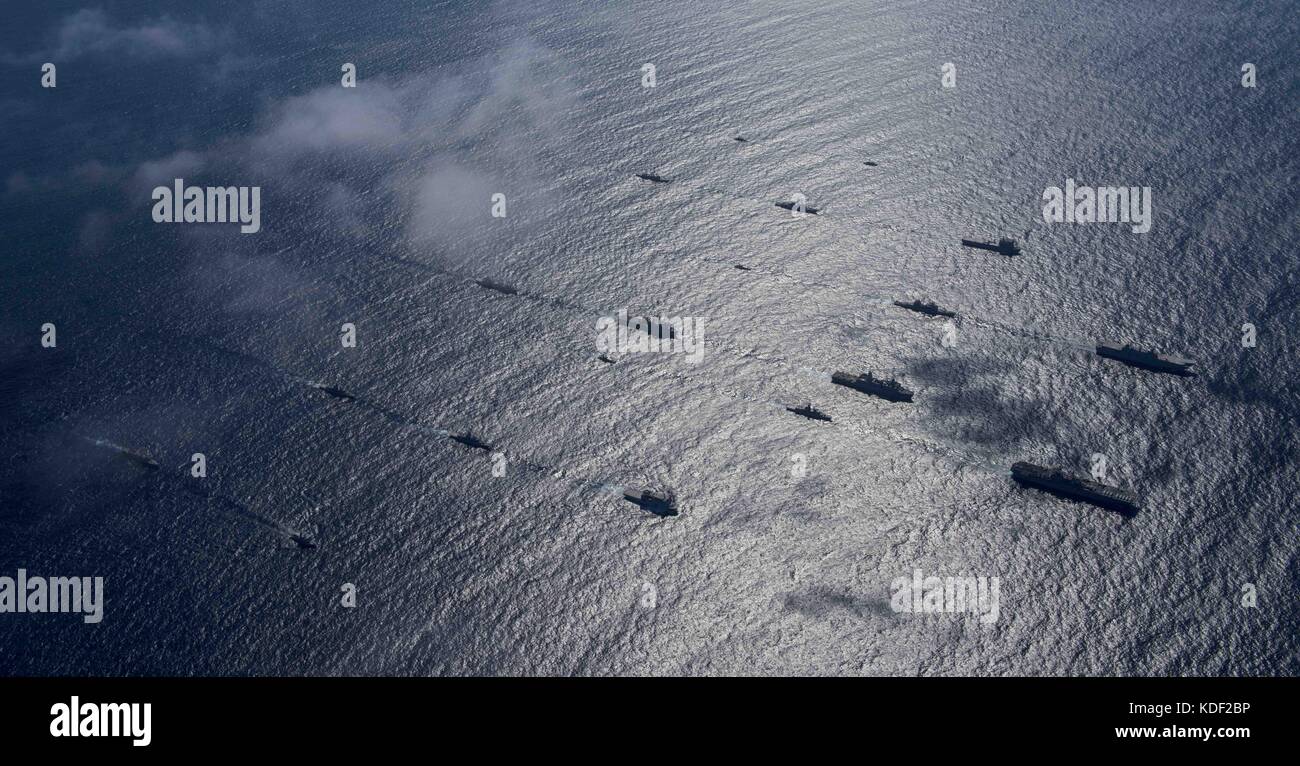 Stati Uniti e australian Royal Navy navi vapore nella formazione durante la fase di esercizio talismano saber luglio 22, 2017 in mare di corallo. (Foto di kenneth abbate via planetpix) Foto Stock