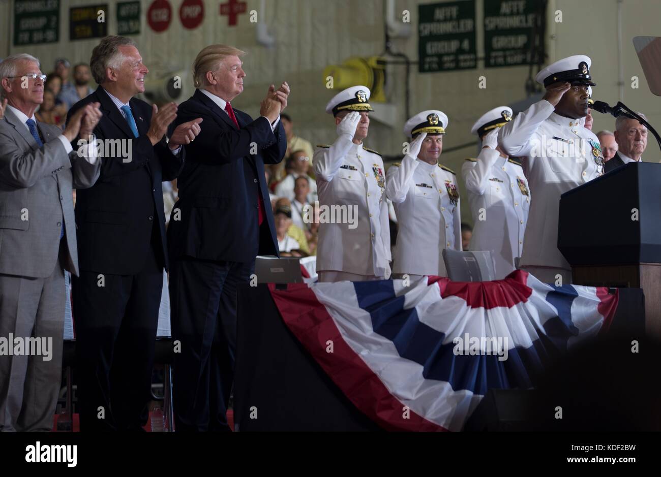 Il presidente degli Stati Uniti Donald Trump batte come un marinaio statunitense che canta l'inno nazionale durante la cerimonia di messa in servizio della portaerei classe Gerald R. Ford della Marina degli Stati Uniti presso la Naval Station Norfolk il 22 luglio 2017 a Norfolk, Virginia. (Foto di Gitte Schirrmacher via Planetpix) Foto Stock