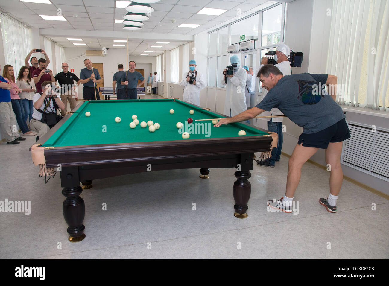 NASA International Space Station Expedition 52 Soyuz MS-05, il primo membro dell'equipaggio l'astronauta italiano Paolo Nespoli dell'Agenzia spaziale europea gioca a biliardo durante le attività della giornata mediatica pre-lancio presso il Cosmonaut Hotel 22 luglio 2017 a Baikonur, Kazakistan. (Foto di Victor Zelentsov via Planetpix) Foto Stock