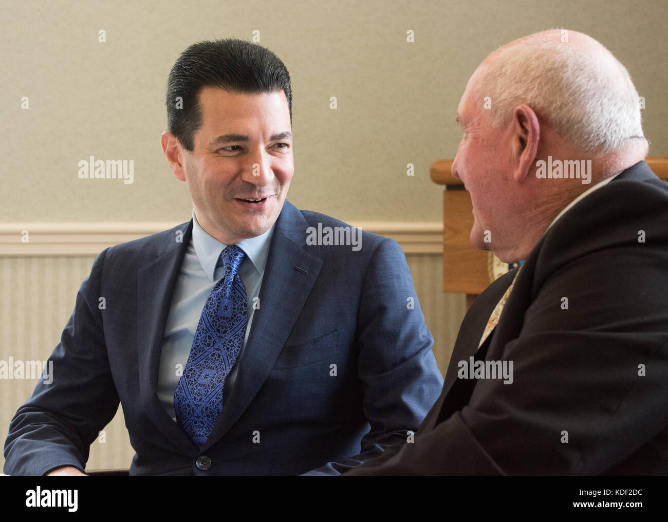 Il Commissario statunitense per l'alimentazione e la droga Dr. Scott Gottlieb incontra il segretario del Dipartimento dell'Agricoltura degli Stati Uniti Sonny Perdue a pranzo presso la sede dell'USDA Lincoln Room il 25 luglio 2017 a Washington, DC. (Foto di Lance Cheung via Planetpix) Foto Stock