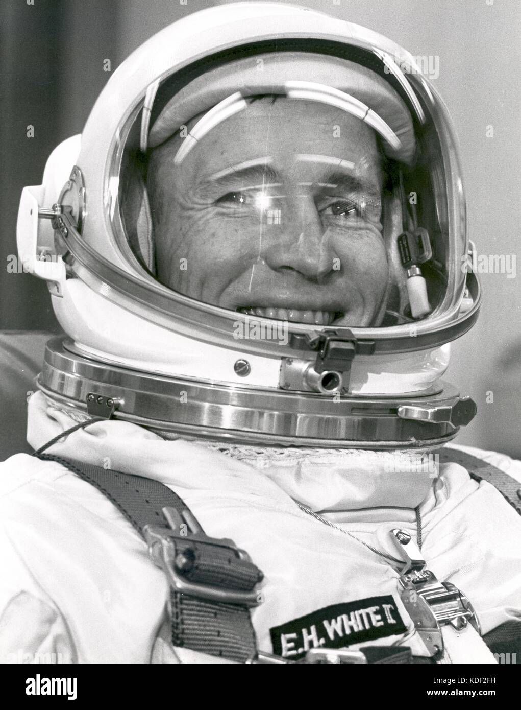 L'astronauta Edward White, astronauta principale equipaggio della missione spaziale Gemini IV della NASA, si adatta e si prepara al lancio presso il Cape Canaveral Air Force Station Launch Complex 16 giugno 3, 1965 a Cape Canaveral, Florida. White completò con successo la prima passeggiata spaziale statunitense durante la missione Gemini 4. (Foto della NASA foto via Planetpix) Foto Stock