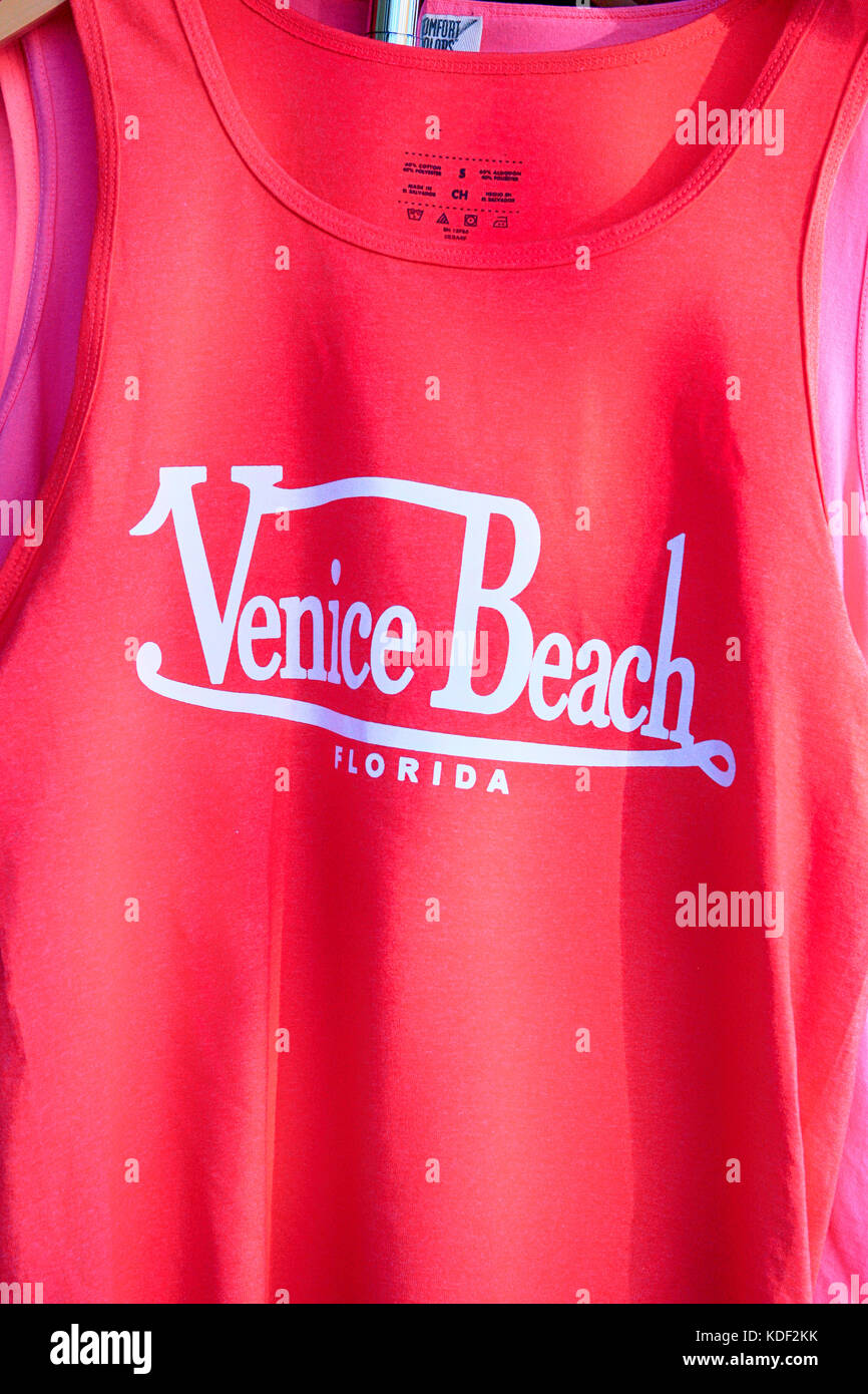 Luminose colorate t-shirt per la vendita in un negozio che è qualcosa di usura da Venezia fl, Stati Uniti d'America Foto Stock