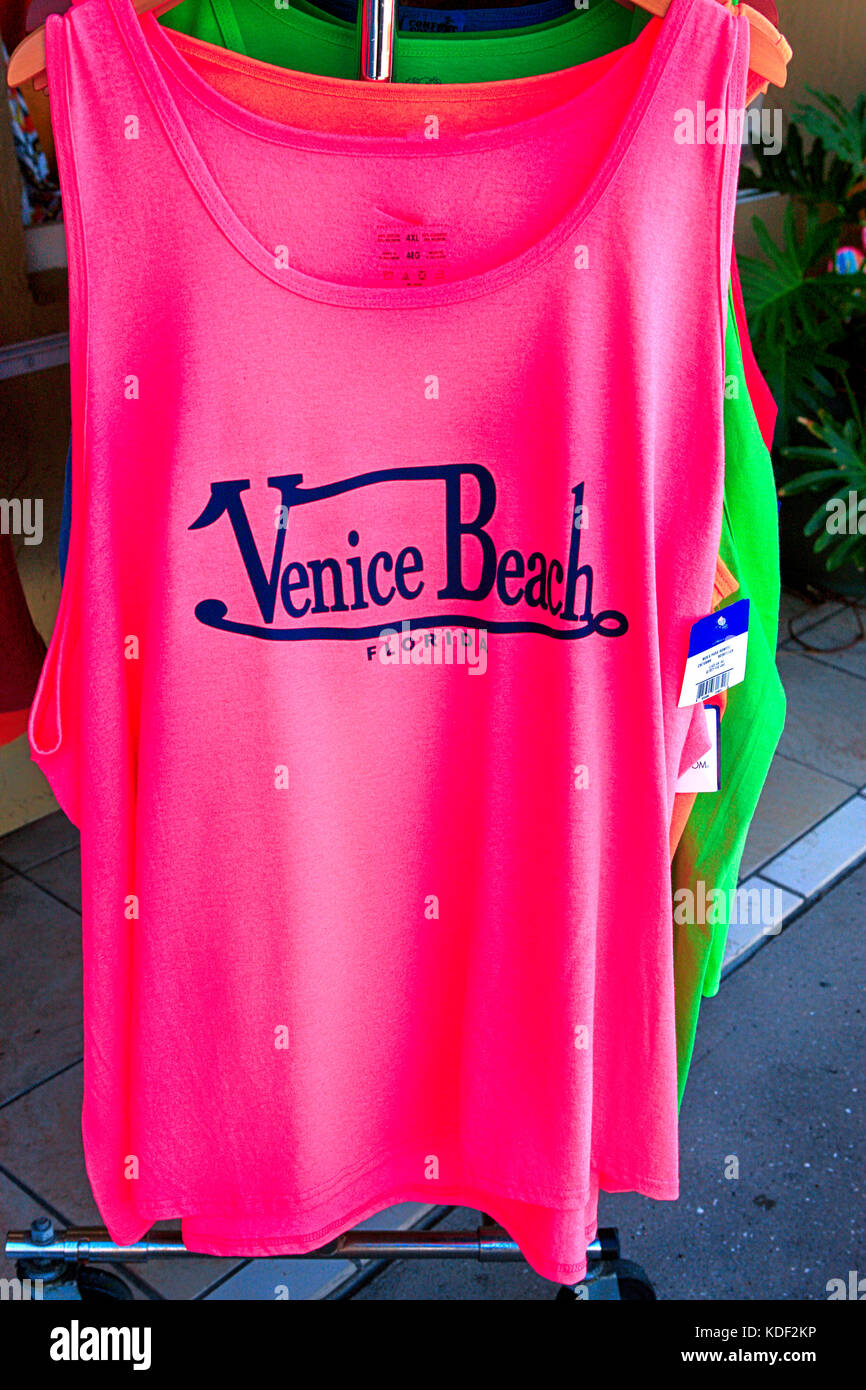 T-shirt colorate e brillanti in vendita in un negozio che è qualcosa da indossare da Venice FL, USA Foto Stock