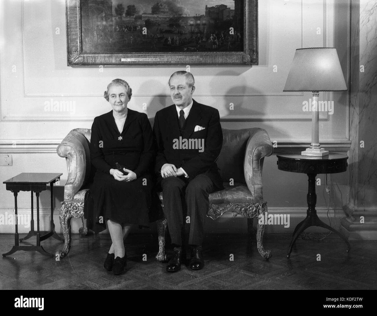 Primo ministro britannico Harold Macmillan e sua moglie Dorothy Macmillan a Downing Street il 15 gennaio 1957 a Londra, Regno Unito. Foto Stock
