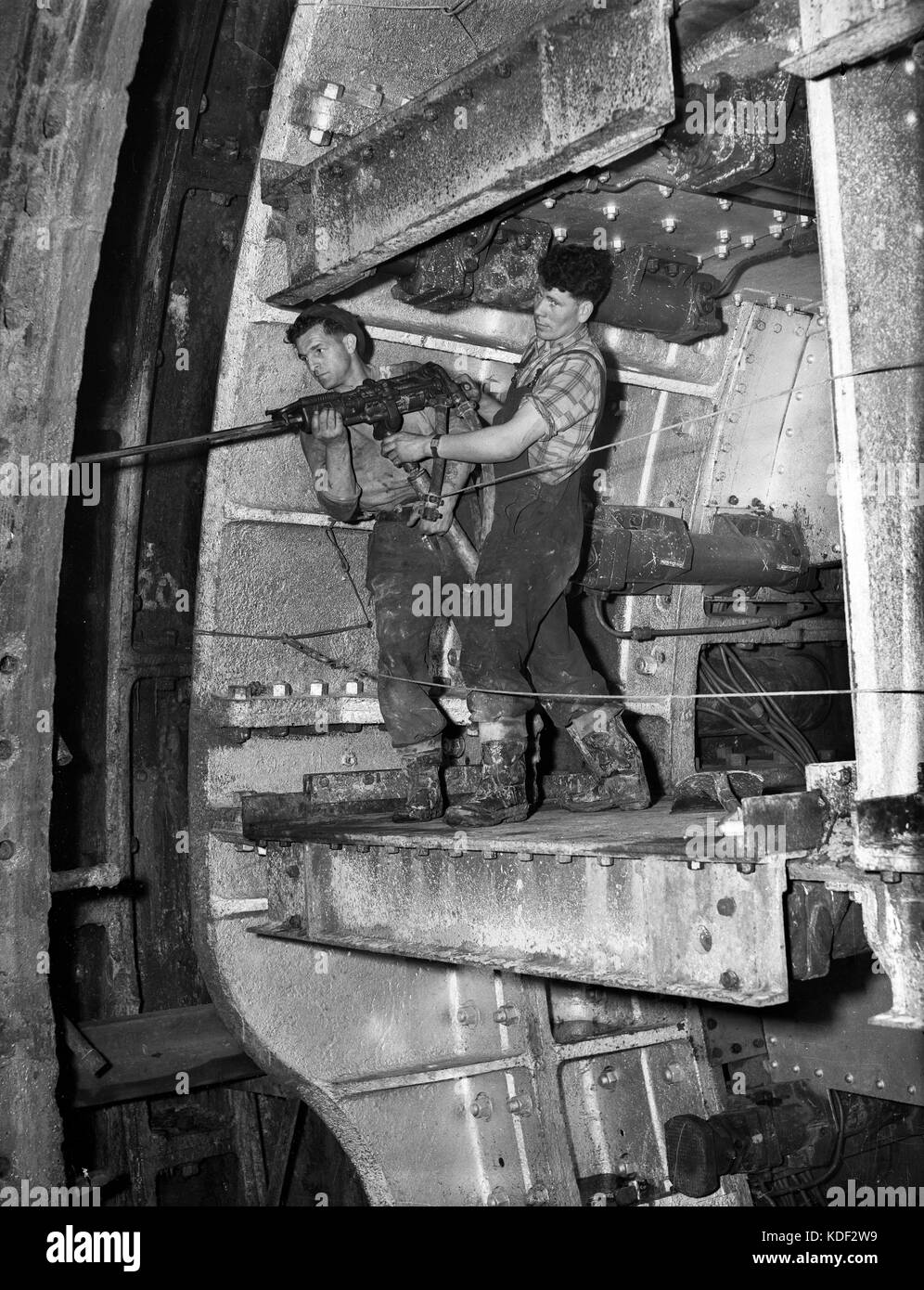 Lavoratori edili con trapano pneumatico tunnelling per la metropolitana di Londra 1947 Foto Stock