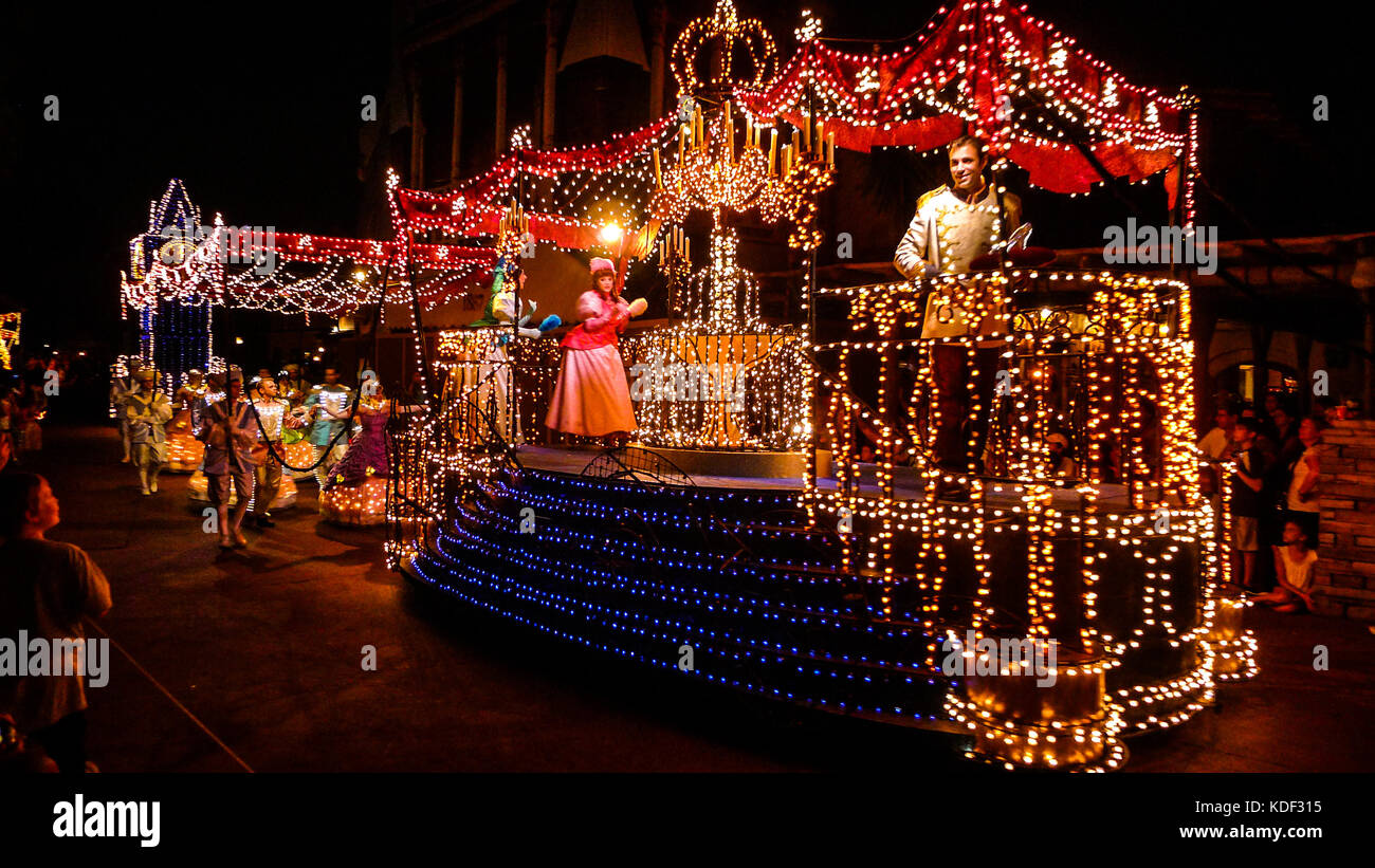 Il Magic Kingdom, Princess Parade, serata fuochi d'artificio, a Disney World, Florida, Stati Uniti d'America disney luci notturne principesse parata magica Foto Stock
