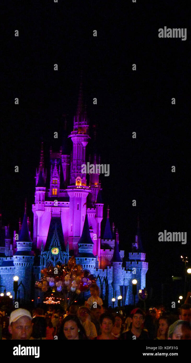 Cenerentola il castello illuminato di notte tempo nel Magic Kingdom, Disney World, Florida, Stati Uniti d'America Foto Stock