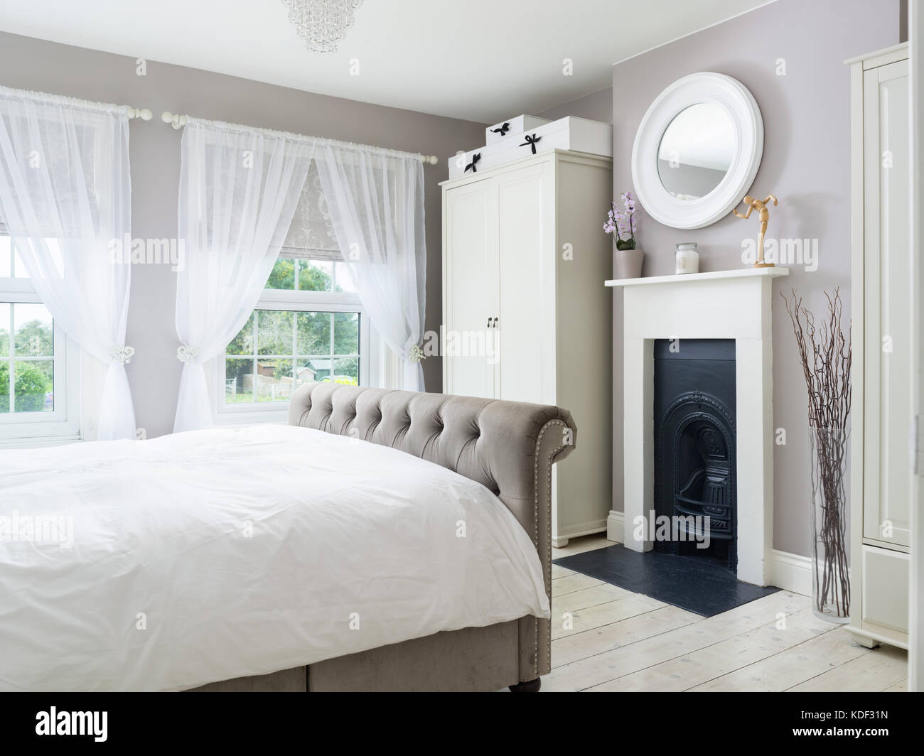 Un elegante camera da letto decorata in un vittoriano ristrutturato, Regno Unito home. Foto Stock