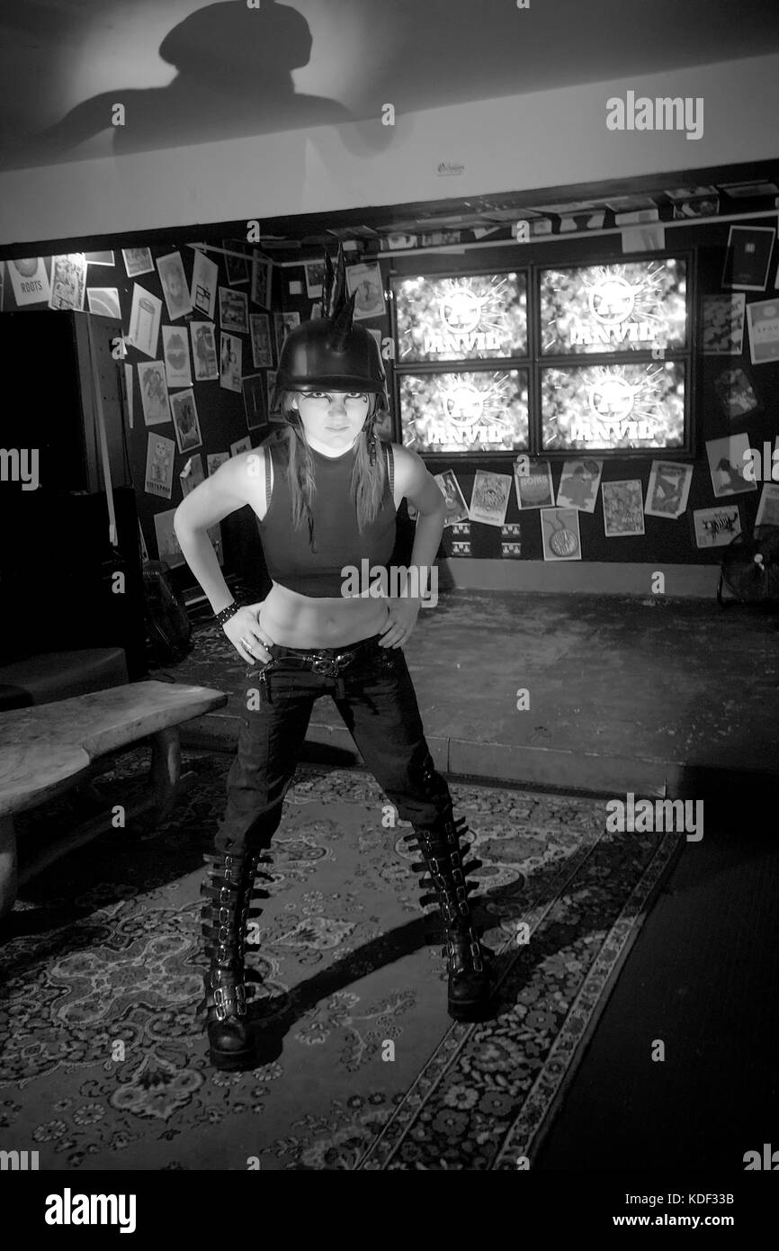 Pretty girl in alternative fashion in un night club ubicazione Foto Stock