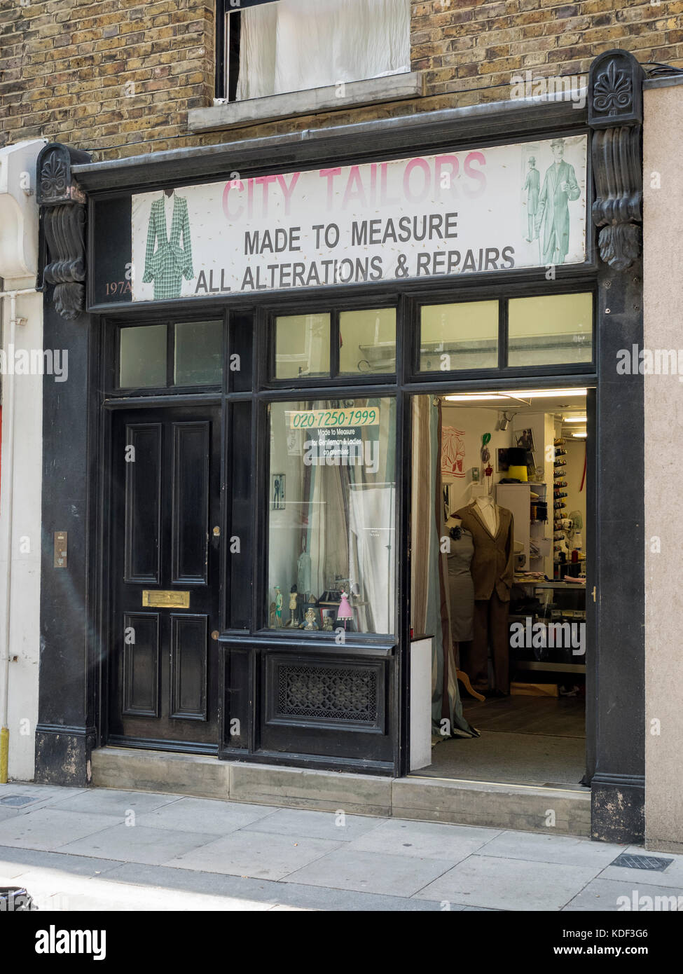 LONDRA, Regno Unito - 25 AGOSTO 2017: Vista esterna di un piccolo negozio di Tailors su misura a Whitecross Street, City of London Foto Stock