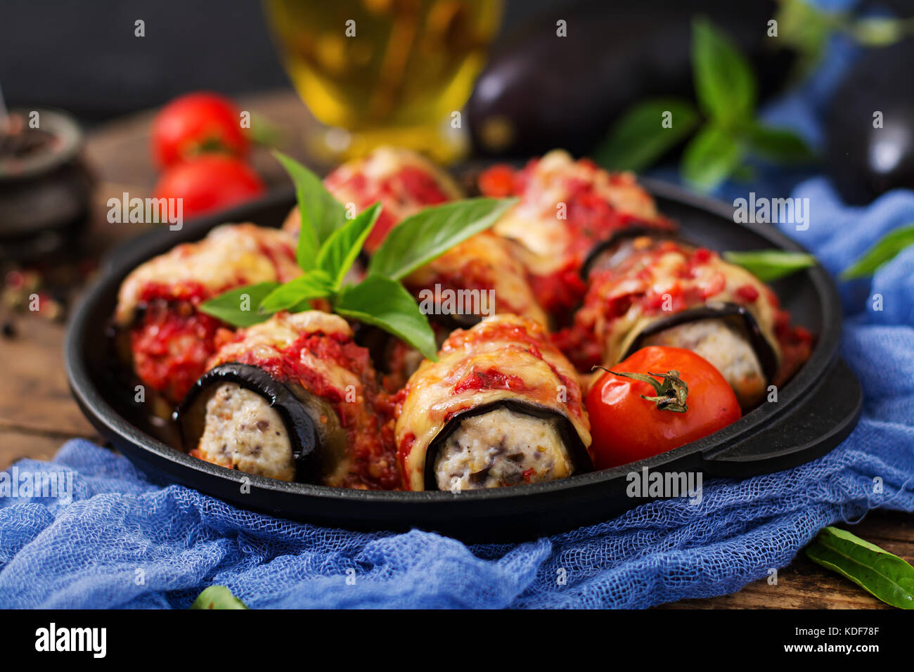 Melanzana (melanzana) rotoli di carne in salsa di pomodoro Foto Stock