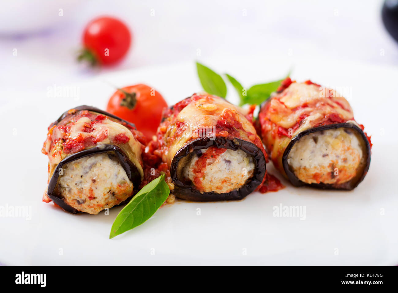 Melanzana (melanzana) rotoli di carne in salsa di pomodoro Foto Stock