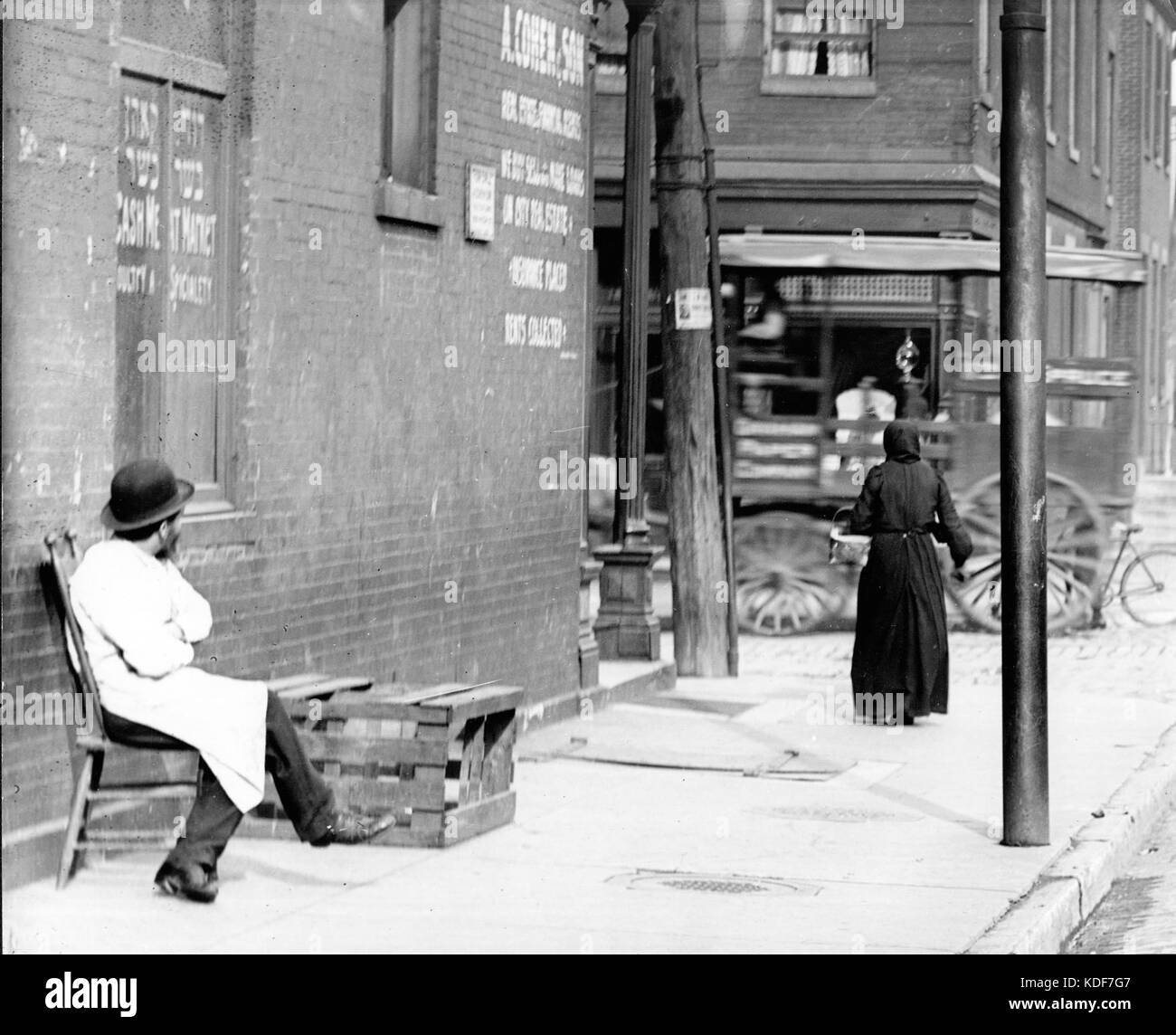 Macelleria ebraica si trova al di fuori del suo store su san Luigi il lato nord, probabilmente Franklin Avenue Foto Stock