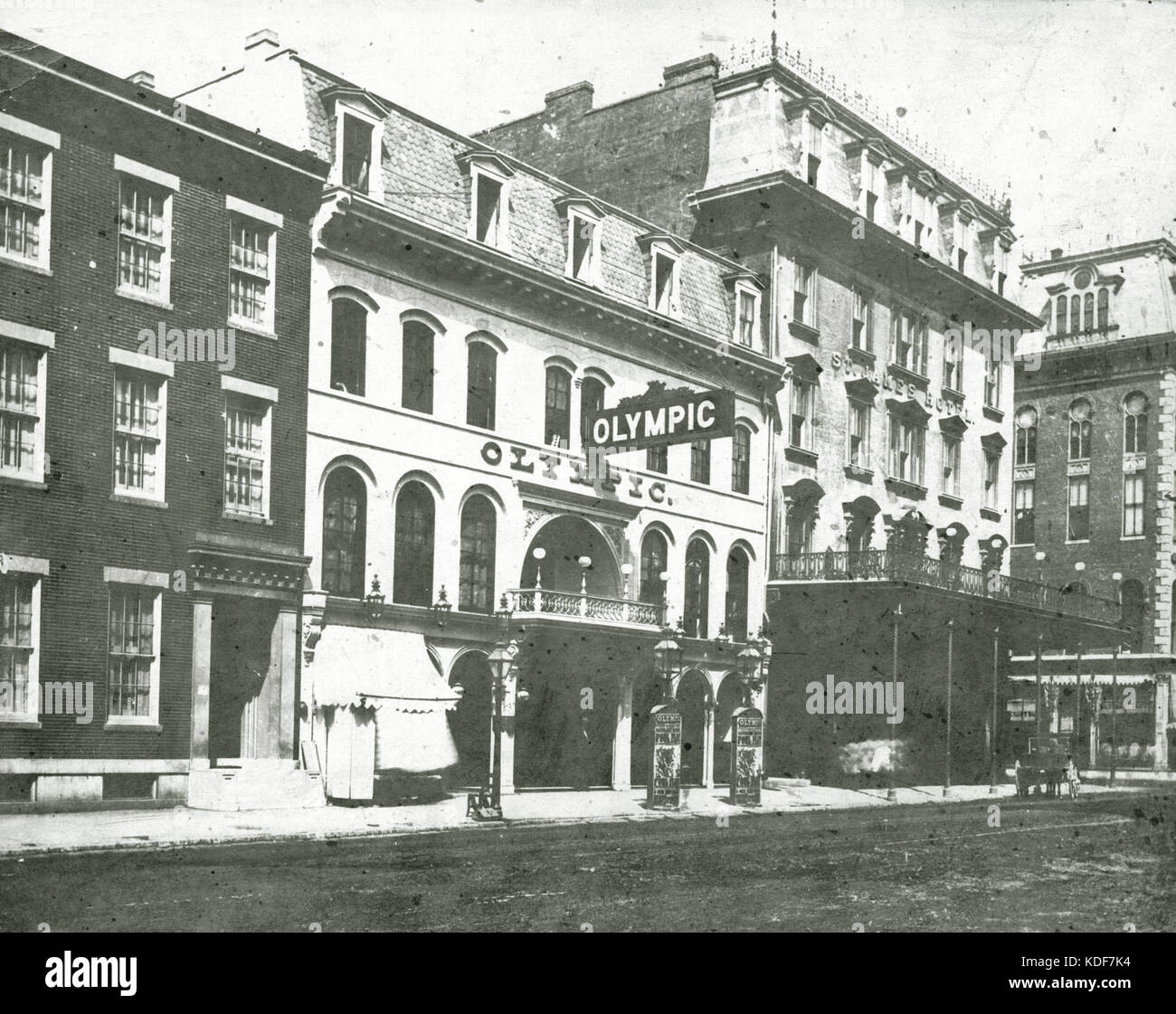 L'Olympic Theater, situato al 107 di South Broadway, è un edificio storico noto per il suo significato architettonico. Il teatro è stato un importante luogo culturale della zona, ospitando vari spettacoli ed eventi nel corso degli anni. Foto Stock