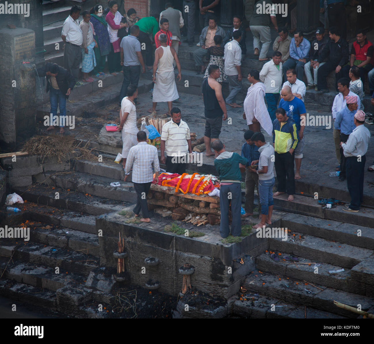 La preparazione di un corpo per la cremazione al tempio di Pashupatinath, Kathmandu, Nepal Foto Stock