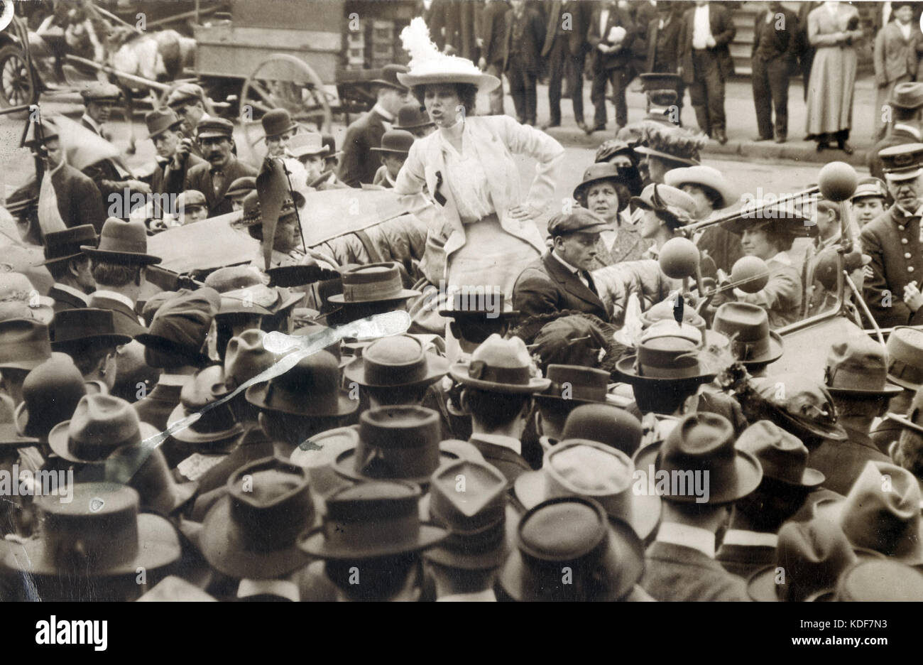 Questa fotografia cattura Kate Richards o'Hare che tiene un discorso durante la giornata nazionale del suffragio femminile il 2 maggio 1914, fuori dal tribunale di St. Louis, segnando un momento importante nel movimento per il suffragio femminile. Foto Stock