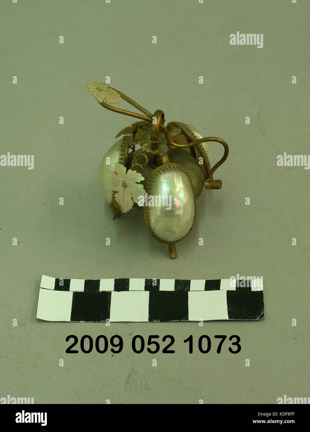 Madreperla Desk campana con Foglia di acero decorazioni Foto Stock