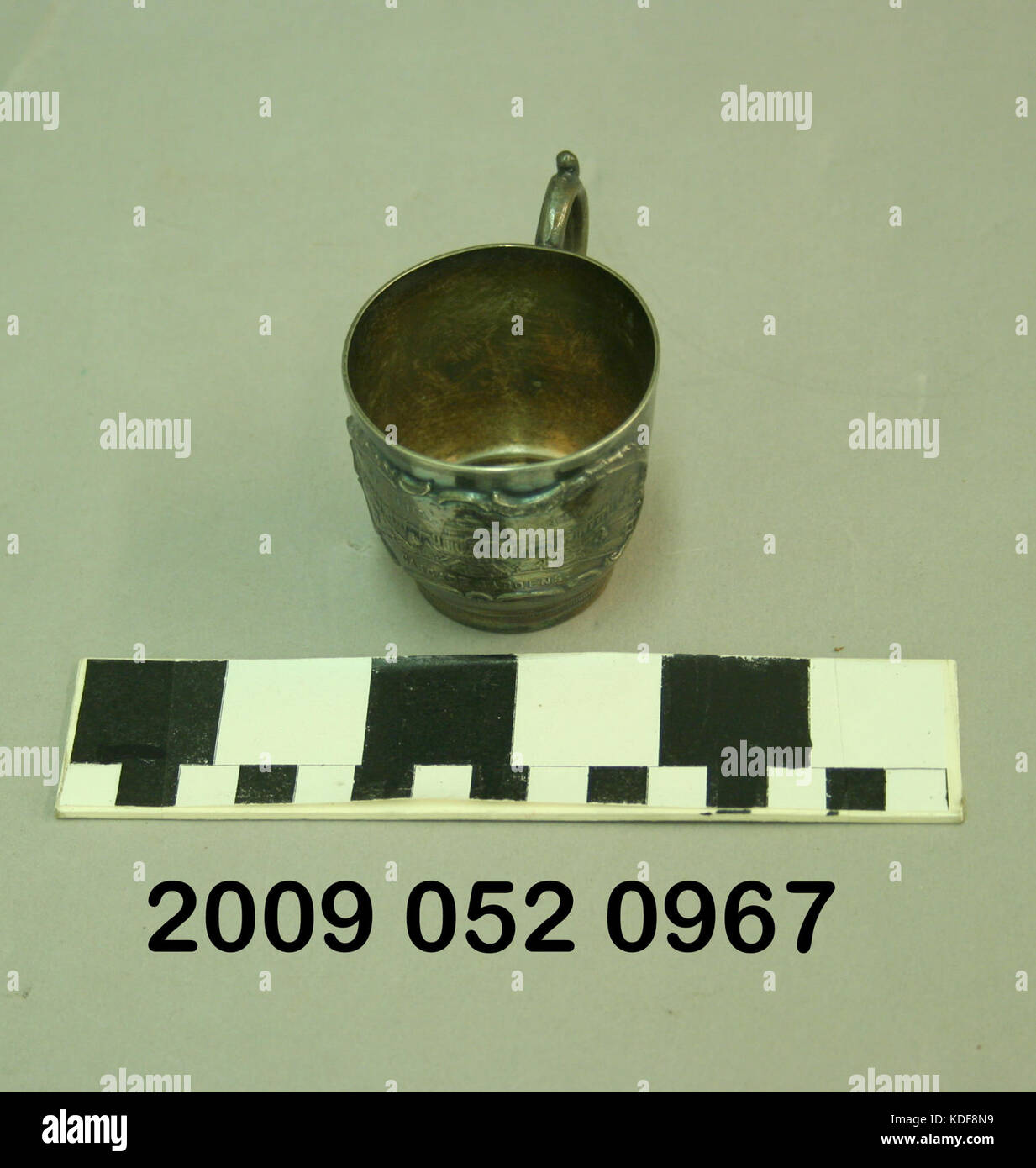 Piccolo placcato argento tazza con immagine sollevata della cascata di giardini Foto Stock