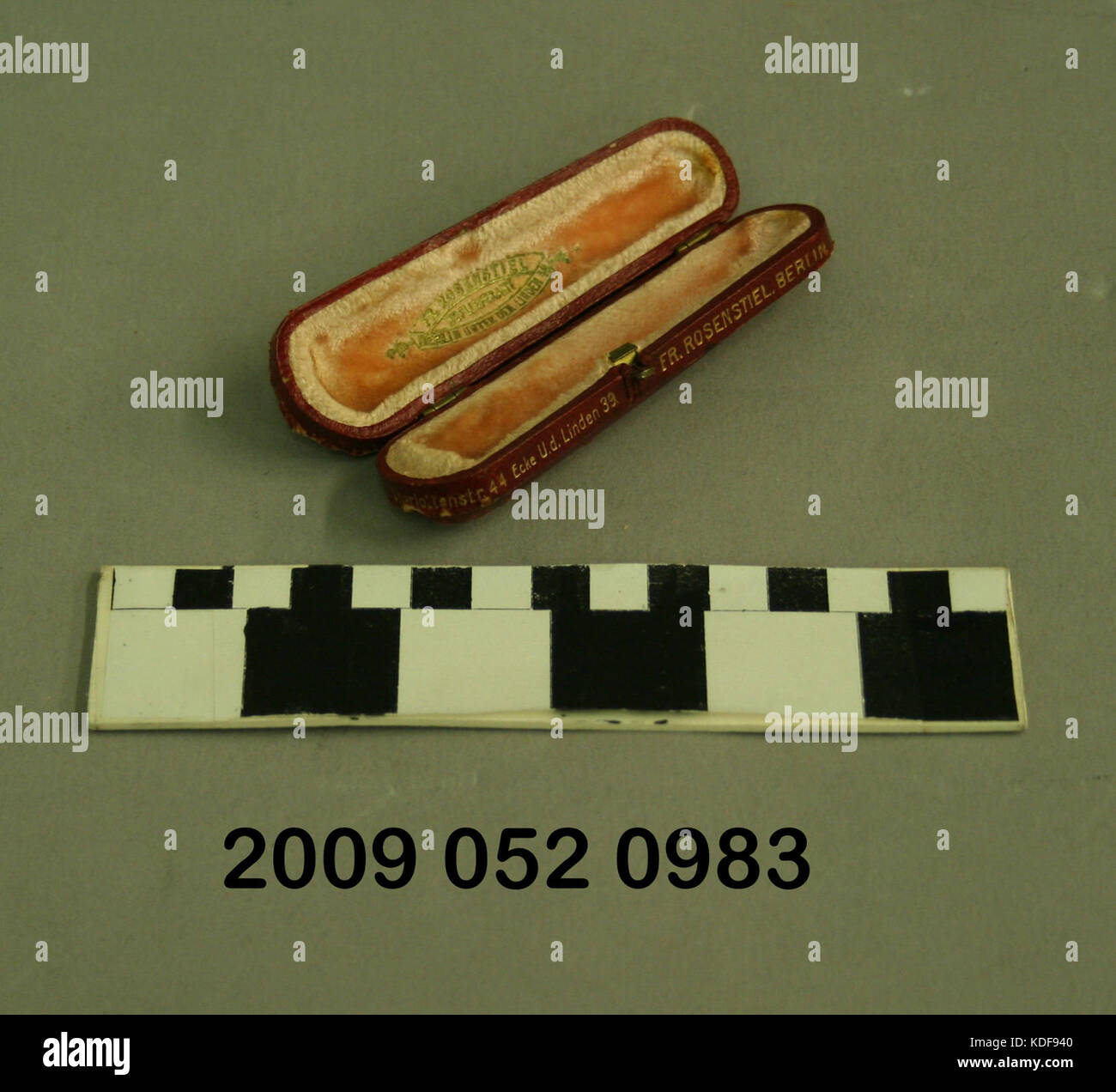 Piccolo rosso Scatola in pelle con Rosa fodera interna Foto Stock