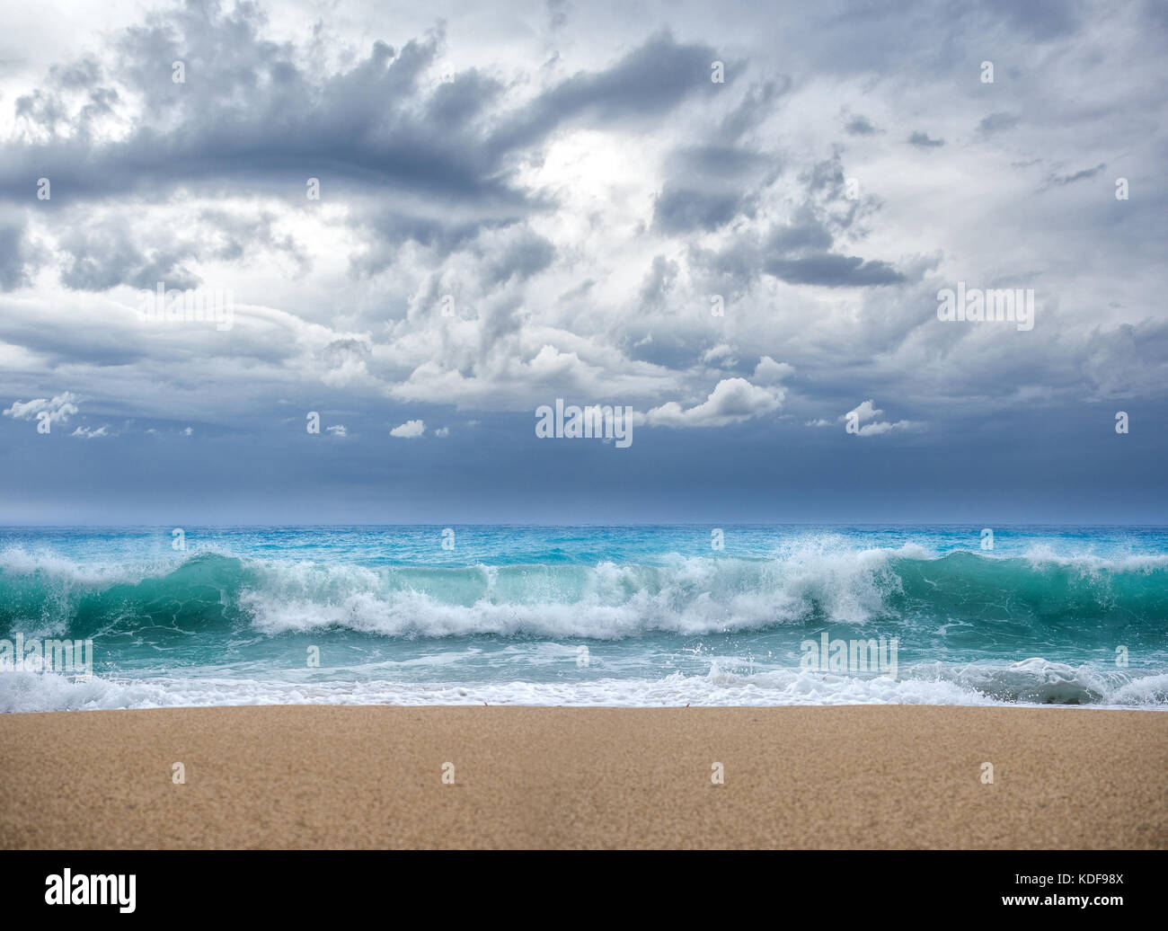 Onda Blu in oceano tropicale. canna onde si infrangono e acqua limpida. Foto Stock