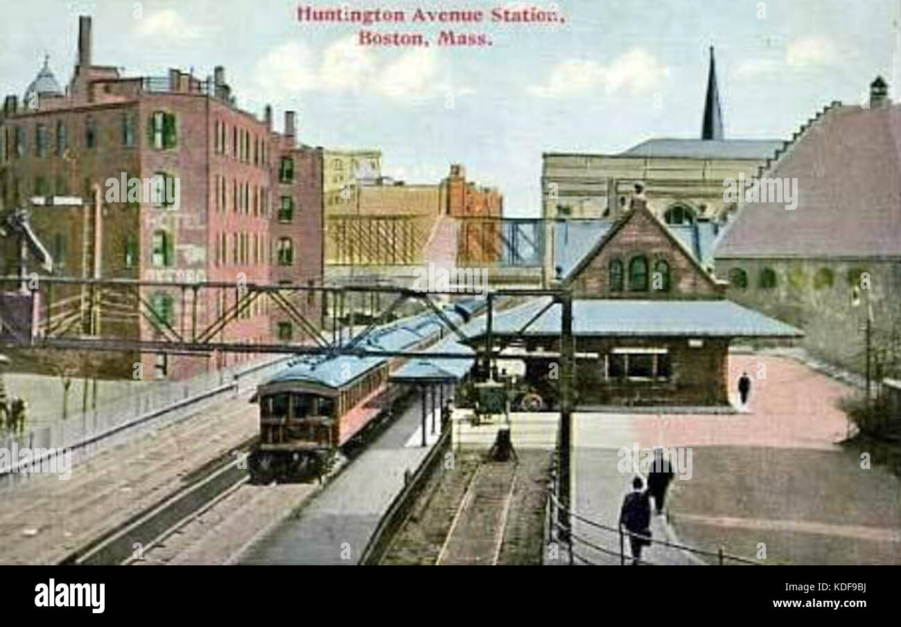 Una cartolina d'epoca con la stazione di Huntington Avenue, che mostra l'architettura storica e le infrastrutture di trasporto dei primi anni del XX secolo. Foto Stock