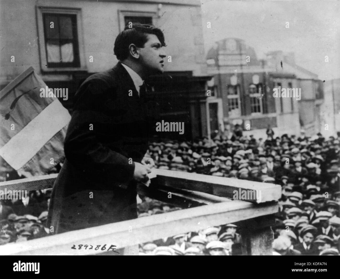 Una fotografia di Michael Collins, il leader rivoluzionario irlandese, che si rivolge a una folla a Cork, in Irlanda, che riflette la sua leadership durante la lotta per l'indipendenza irlandese. Foto Stock