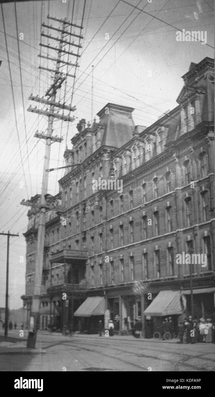 Il Russell House Hotel a Ottawa è un edificio storico che offre uno sguardo sullo stile architettonico e sulla vita sociale dei primi anni del XX secolo. Il design dell'hotel riflette l'eleganza del periodo e rimane un importante punto di riferimento culturale della città. Foto Stock